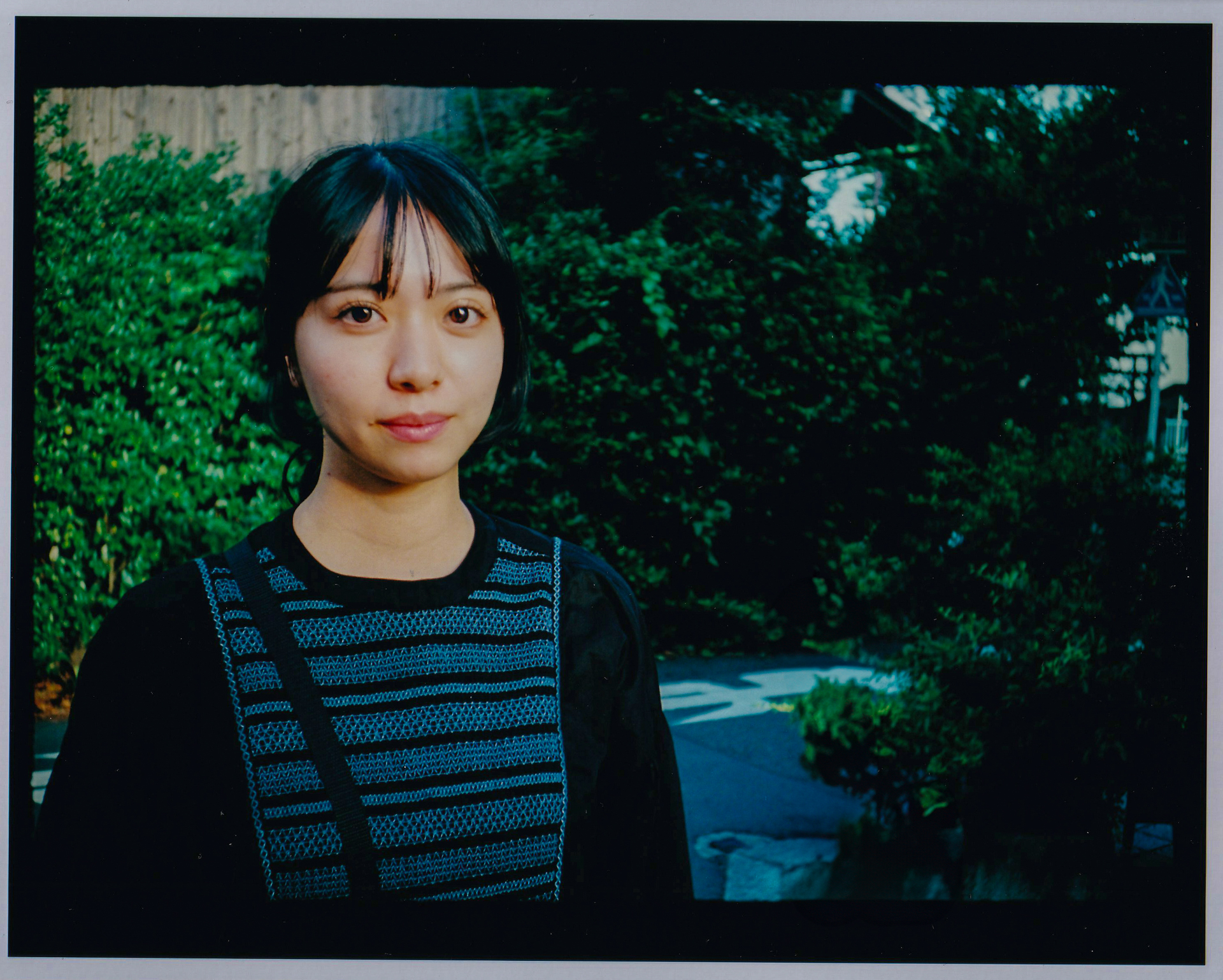 BOKEHモードに合わせて撮影してみました。25mmでもさすがに被写界深度が浅くなり、背景はボケましたけど、人物のピントも少々甘めです。<br><span class="fnt-85">PENTAX 17／プログラムAE／ゾーンフォーカス1.7m／コダックエクター100／モデル：小田島奏葉</span>