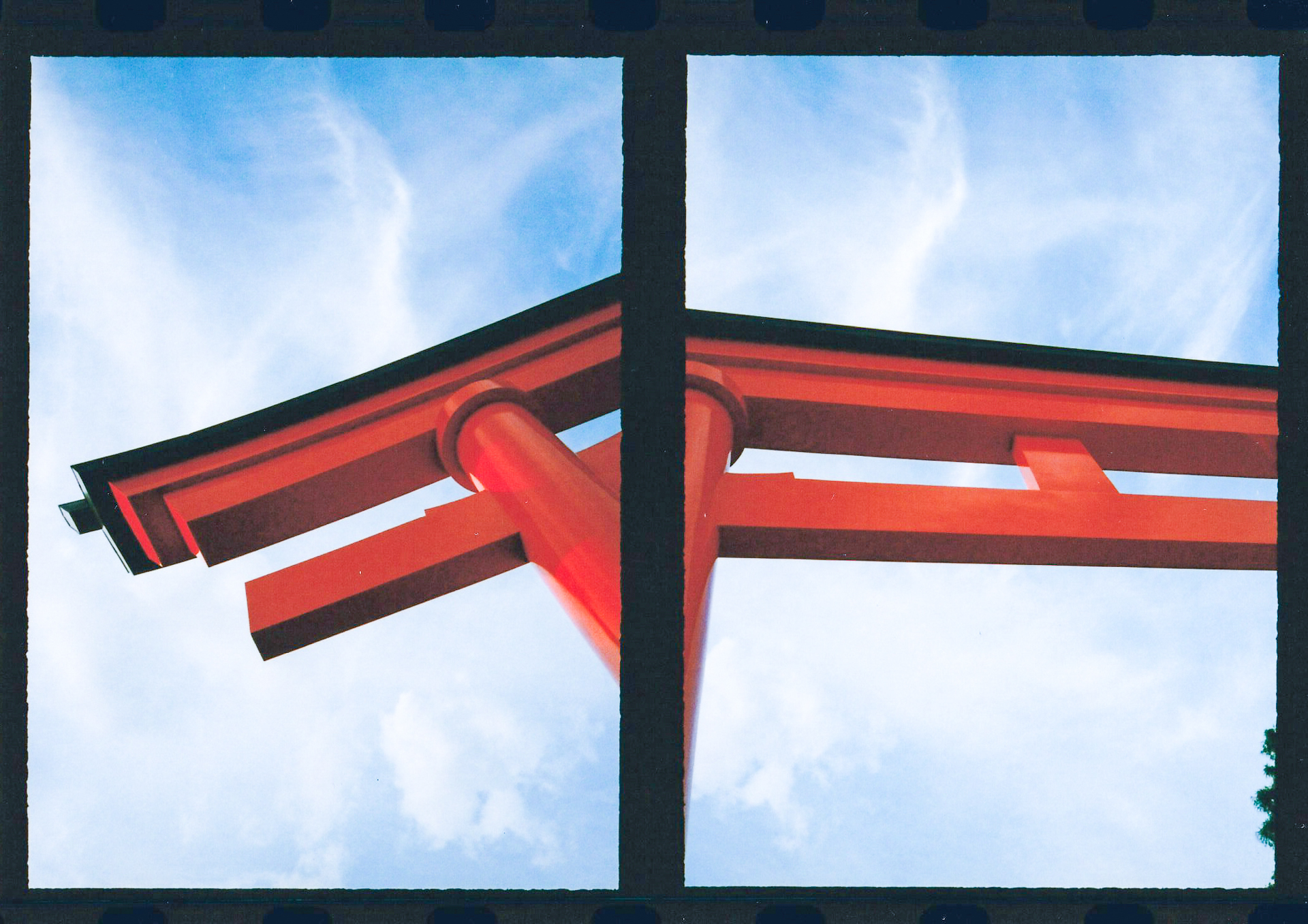 繋がらなかった鳥居。ハーフサイズのネガは街の写真屋さんでも２コマを並べて1枚の印画紙に露光してもらうことができます。時間の流れを表現することも適しています。<br><span class="fnt-85">PENTAX 17／プログラムAE／ゾーンフォーカス無限遠／FUJIFILM400</span>