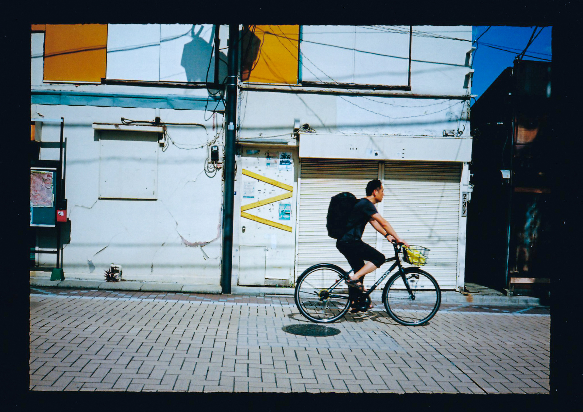 ハイライトがよい感じで再現されています。ネガカラーならではの描写です。おそらくシャッターは最高速になっていると思いますが自転車は静止できません。<br><span class="fnt-85">PENTAX 17／プログラムAE／ゾーンフォーカス3m／FUJIFILM400</span>