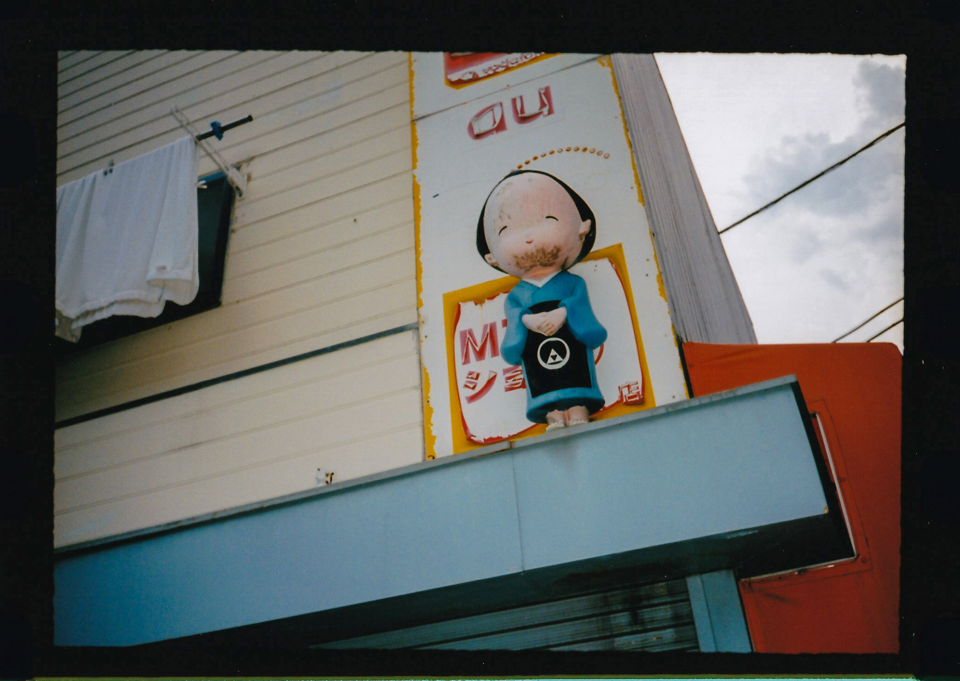 これも背景の空にひきづられてしまうと思い、フラッシュを強制発光させていますが、露出バランスは保てました。<br><span class="fnt-85">PENTAX 17／プログラムAE／ゾーンフォーカス3m／FUJIFILM400</span>