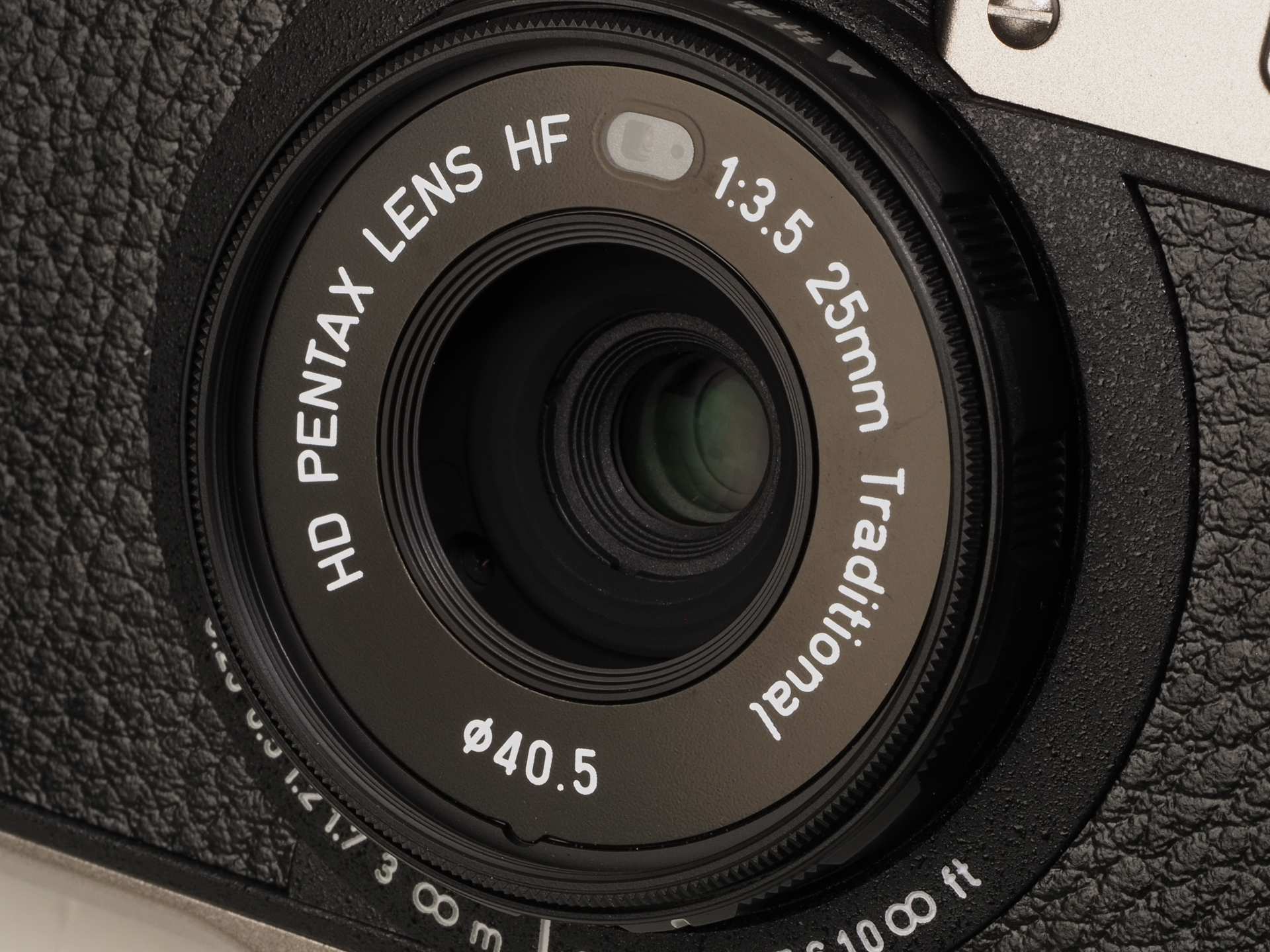 搭載レンズはHD PENTAX LENS HF25mm F3.5 Traditional。レンズの焦点距離から考えると、リコーオートハーフやオリンパスPEN Wを思い出します。本機にモノクロフィルムを詰めてNYに行けば、モリヤマダイドーになれるかもしれません。