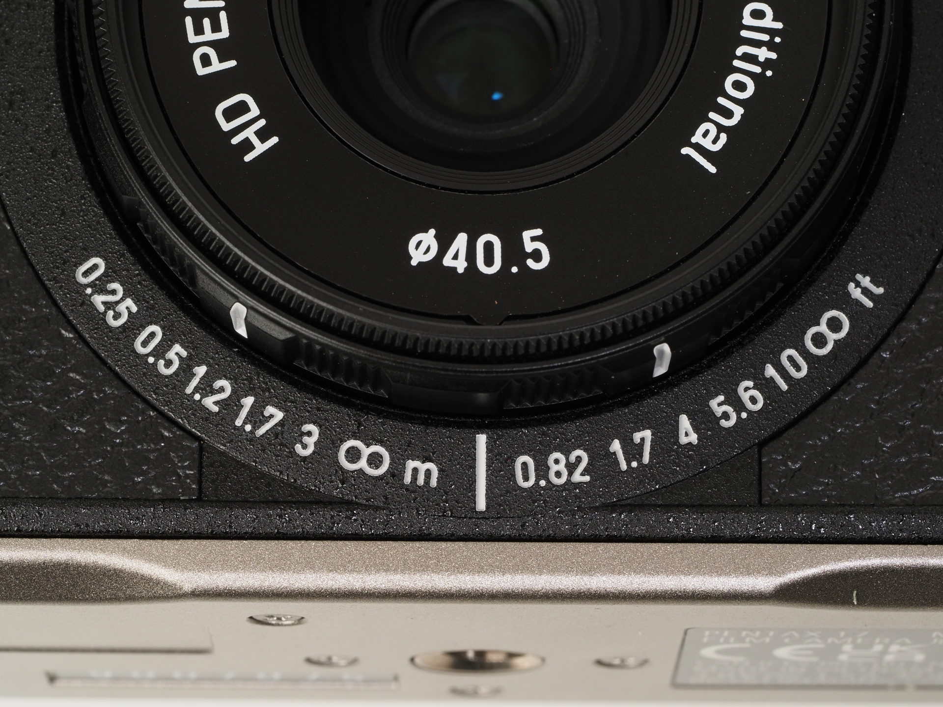 レンズ下部には距離指標があります。昨今のミラーレス機では見られない数字ですね。mとft表記、お好きなほうをどうぞ。
