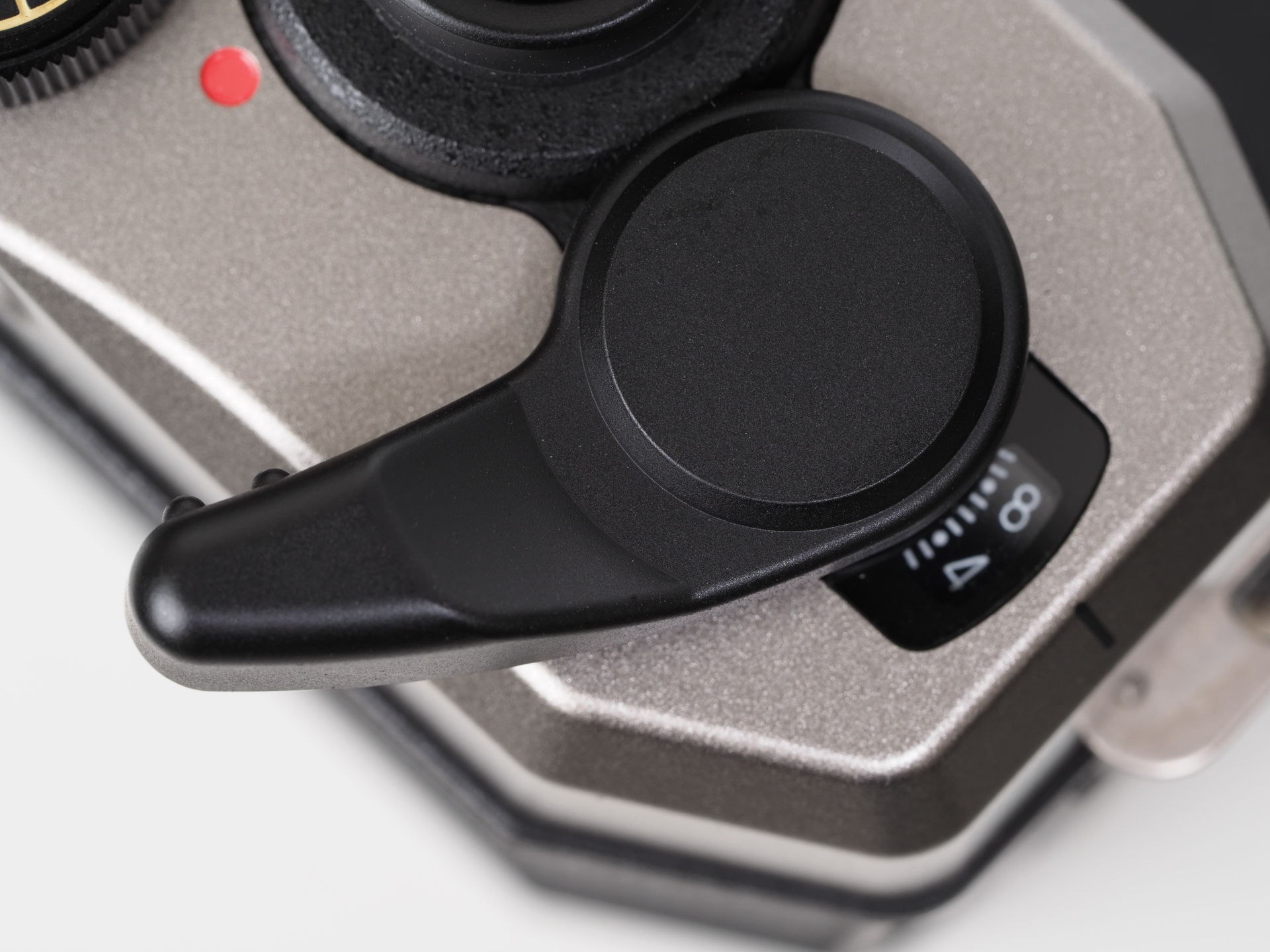 フィルム巻き上げレバーです。可愛いですね。操作は重たいのかなと想像していたのですが、どうしてどうして、とても動きはスムーズです。P30機構を応用しているといいます。小刻み巻き上げはできませんが巻き上げ角度が小さいので気になりませんでした。