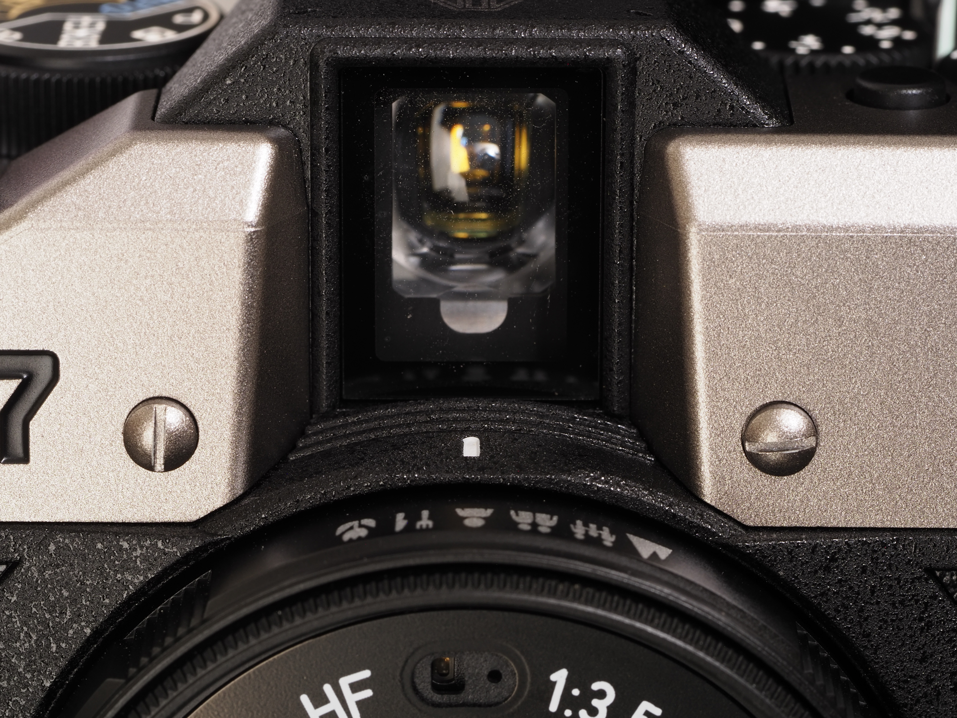 前面からみたファインダー窓です。内側に引っ込んでいることもあり、なんだか怪しい感じです。両側のマイナスネジの位置は同じ角度に揃えられないんでしょうかね。
