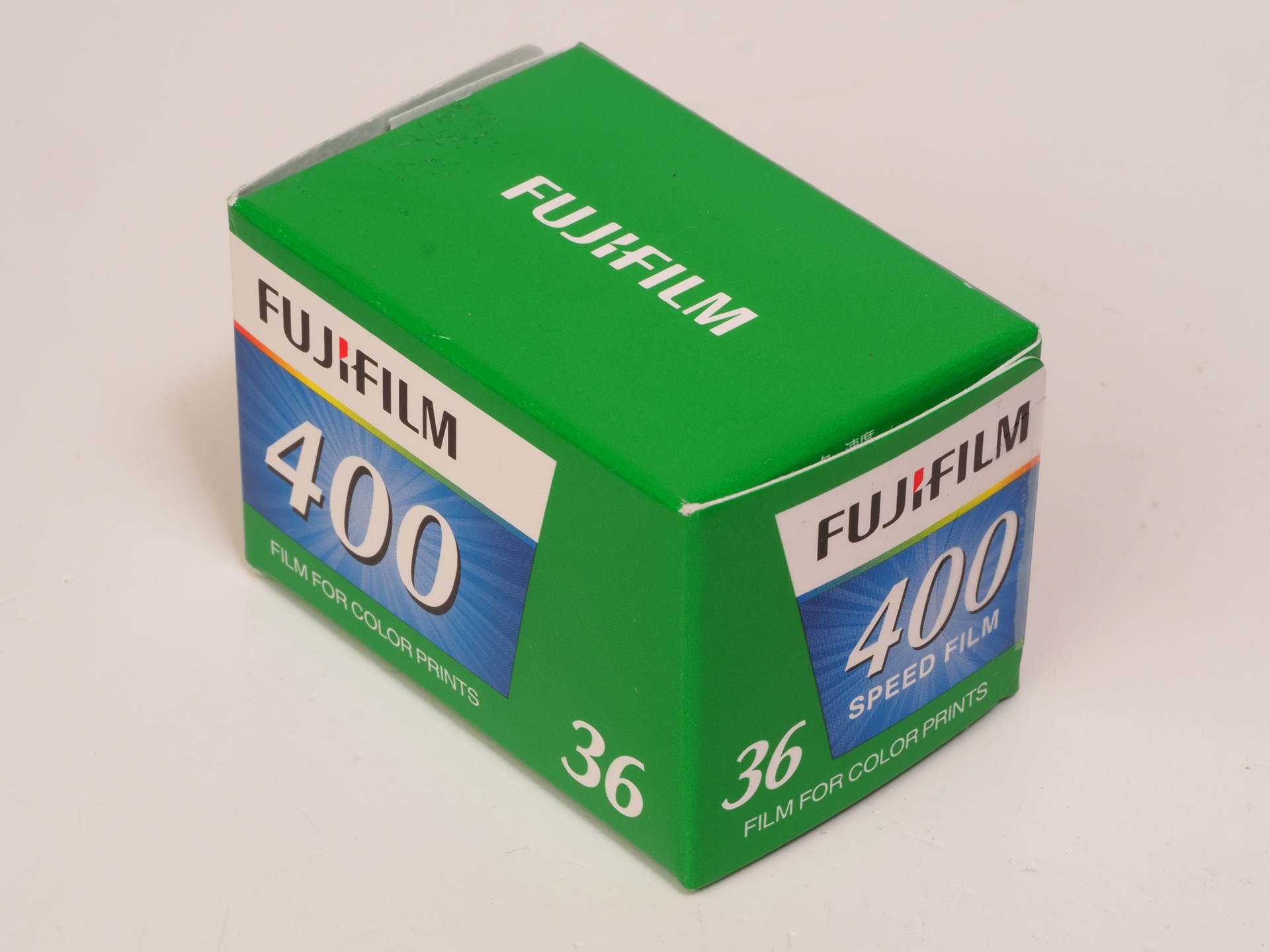 今回主に使用したFUJIFILM400です。パッケージを開けると、パトローネケースがコダックものになっているのでびっくりします。