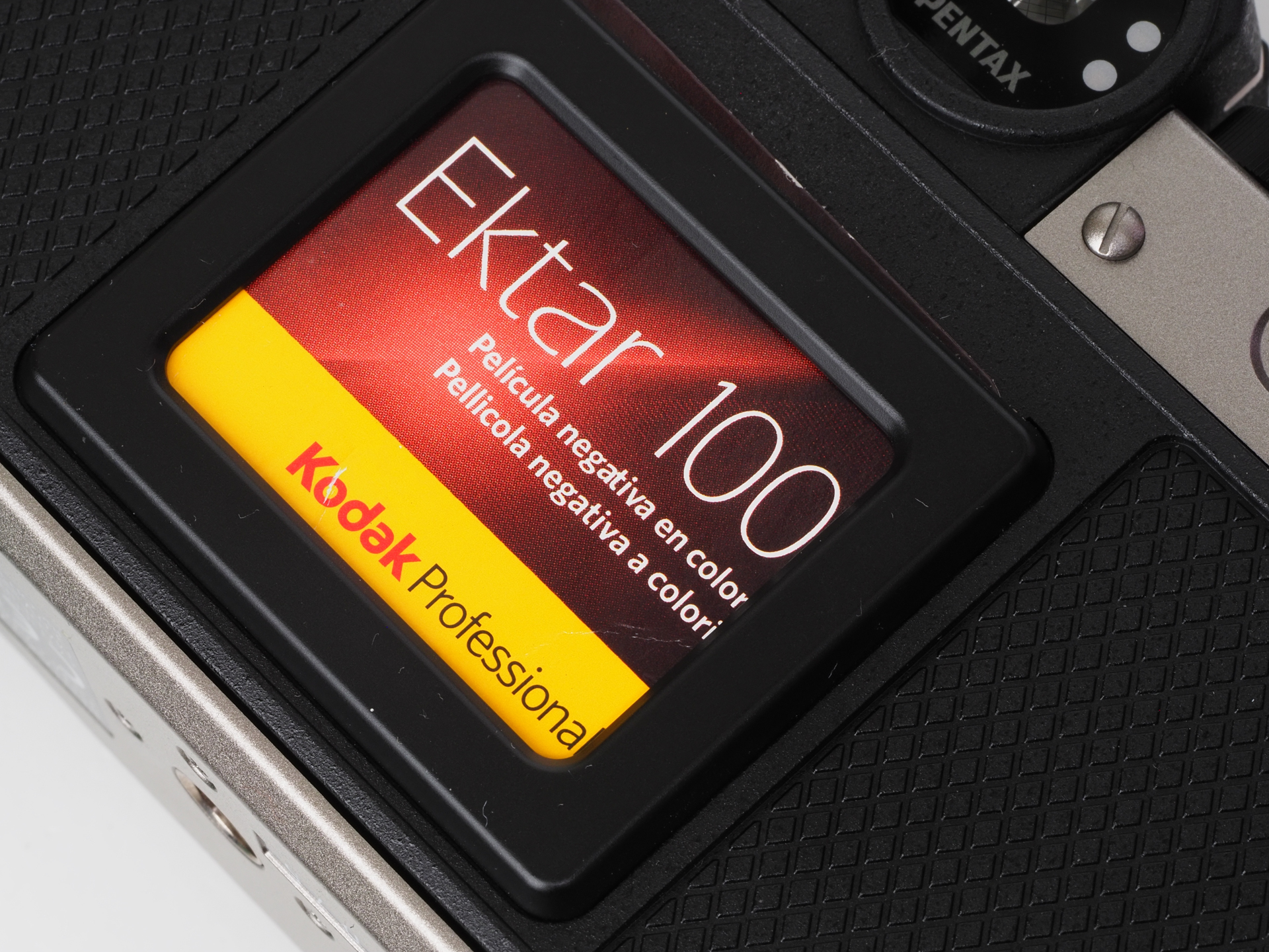 裏蓋にある、フィルムメモホルダー。レトロ感覚ですねえ。でもフィルムをケチって撮影していると装填フィルムを忘れてしまうことがあり、便利ではあります。