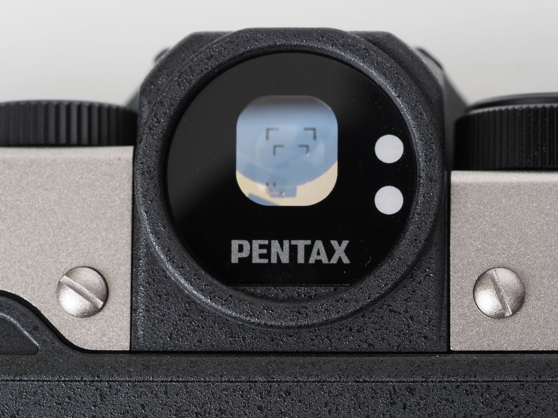 ファインダーアイピース。ここにもPENTAXの文字があります。2つのLEDランプがよく点灯したり、点滅したりするのですが、面倒なので無視して撮影してしまいました（笑）マイナスネジも両側にあります。ネジの角度は揃ってはいません。