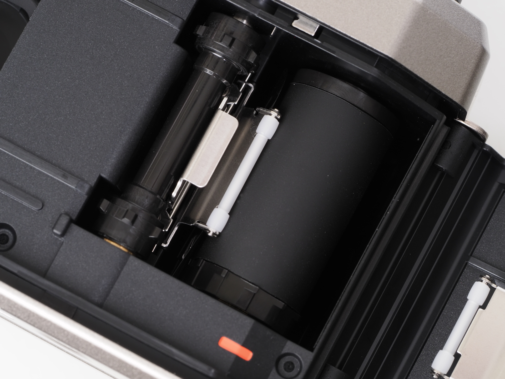 フィルムは手巻きにこだわるより、モーターに任せたほうがラクなはずですがそれでもP30の巻き上げ機構を応用し組み入れたのは根性ですね。すばらしいことですが苦言もあります。コマ間はパーフォレーションにかからないように調整をお願いしたいのです。