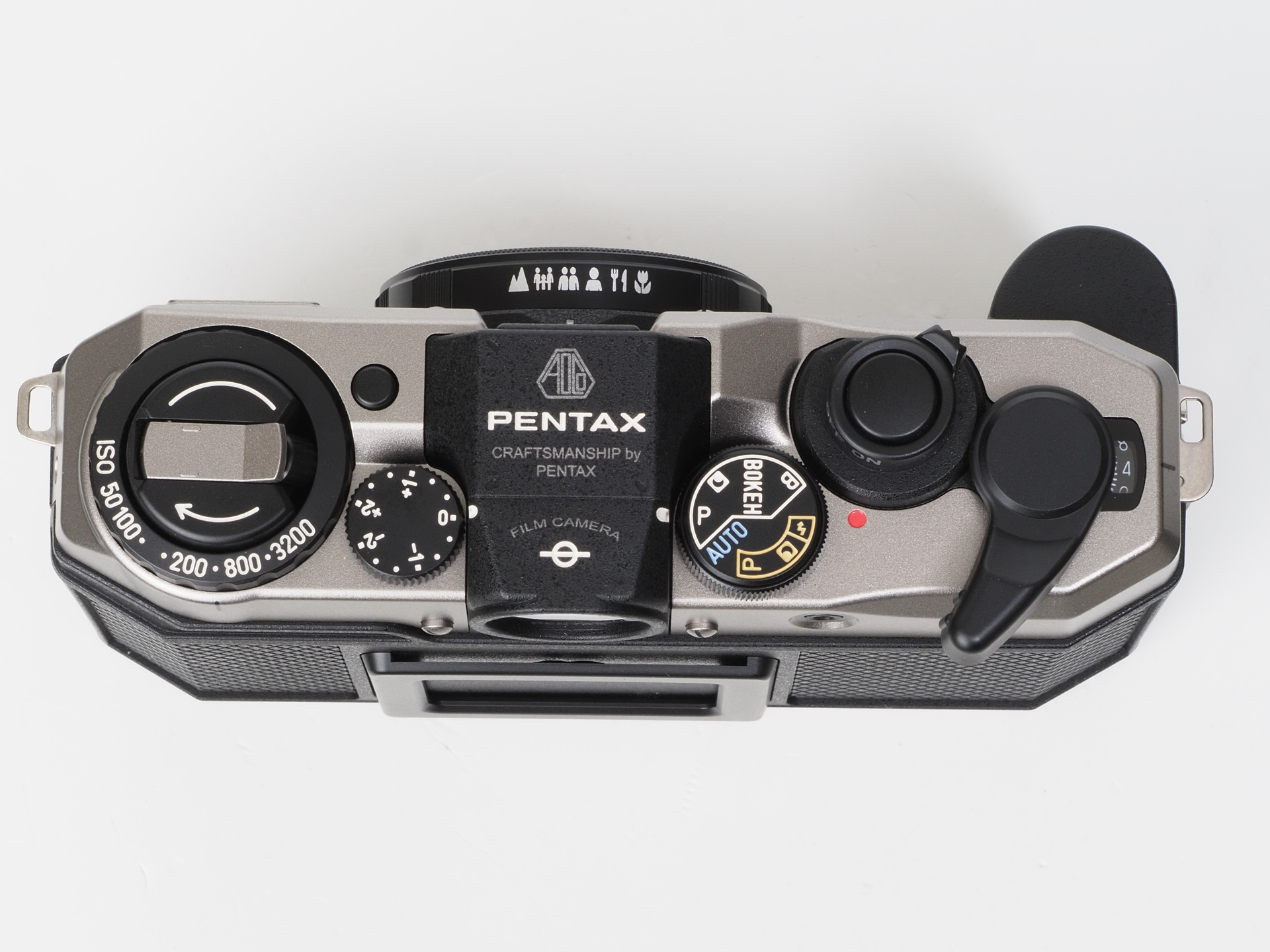 カメラ上部と下部カバーはマグネシウム合金。チタンカラーというかシャンパンカラーというか。軍艦部はにぎやかです。各部に旧来のペンタックスへのオマージュを感じさせるのですが、全体のデザインはオリジナリティが高いのは嬉しいですね。