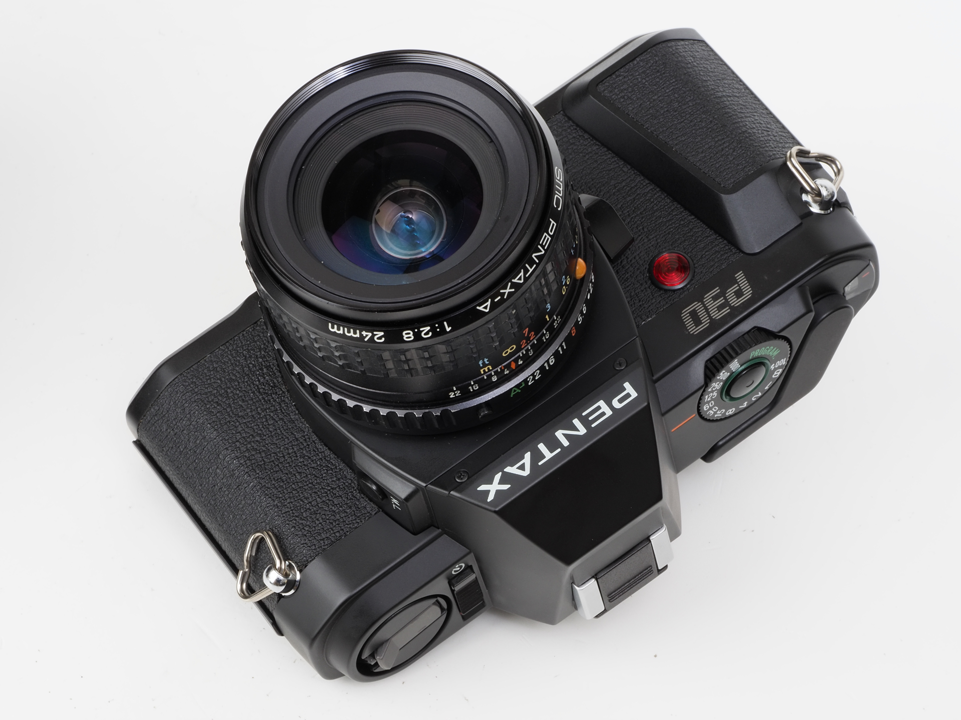 ペンタックスP30。中古市場では絶望的に不人気なMF一眼レフカメラですが、筆者は好きですよ。シンプルだし。17の巻き上げ機構はこちらからの応用となれば、今後見直されたりしてね。