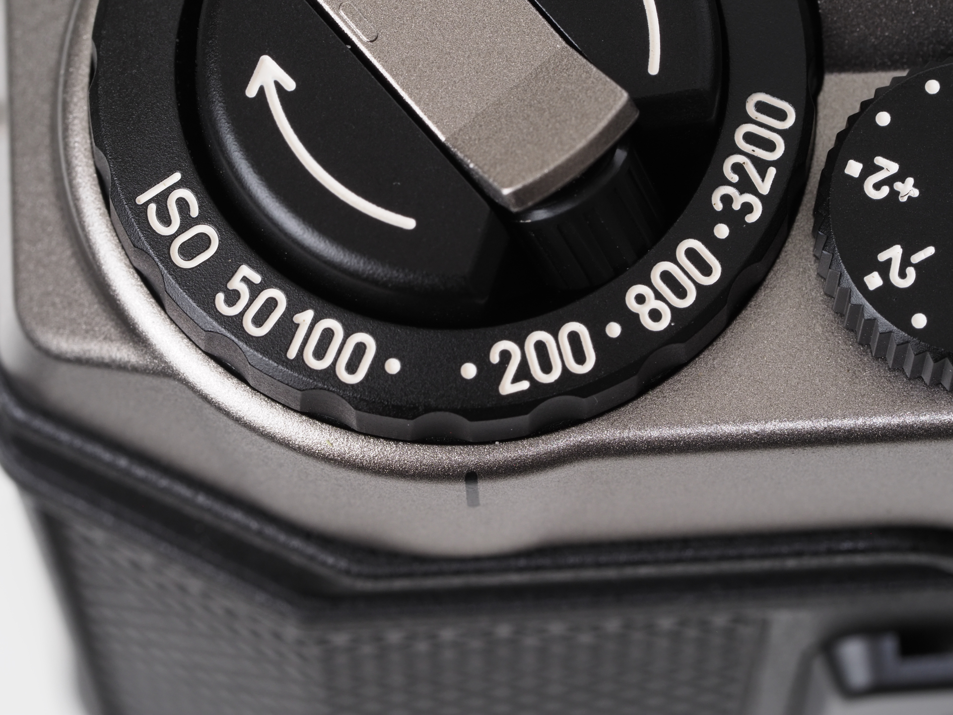 DXコードは省略されているので、装填するフィルムごとに、ISO感度ダイヤルで設定する必要があります。ISO400が大きく表示されていないのは、欧米のカラーネガフィルムはISO200のものが主流だからかもしれません。