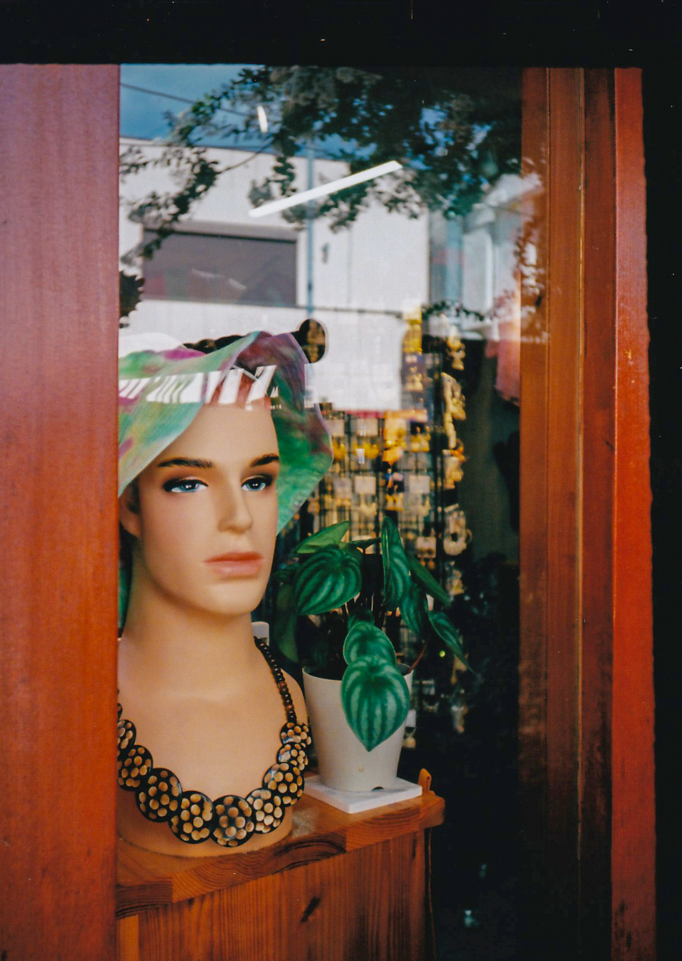 背景のリフレクションが明るすぎて、これは画にならんだろうけどとりあえず１枚という感じで撮影してみたら、意外とバランスいいわけです。<br><span class="fnt-85">PENTAX 17／プログラムAE／ゾーンフォーカス1.2m ／FUJIFILM400</span>