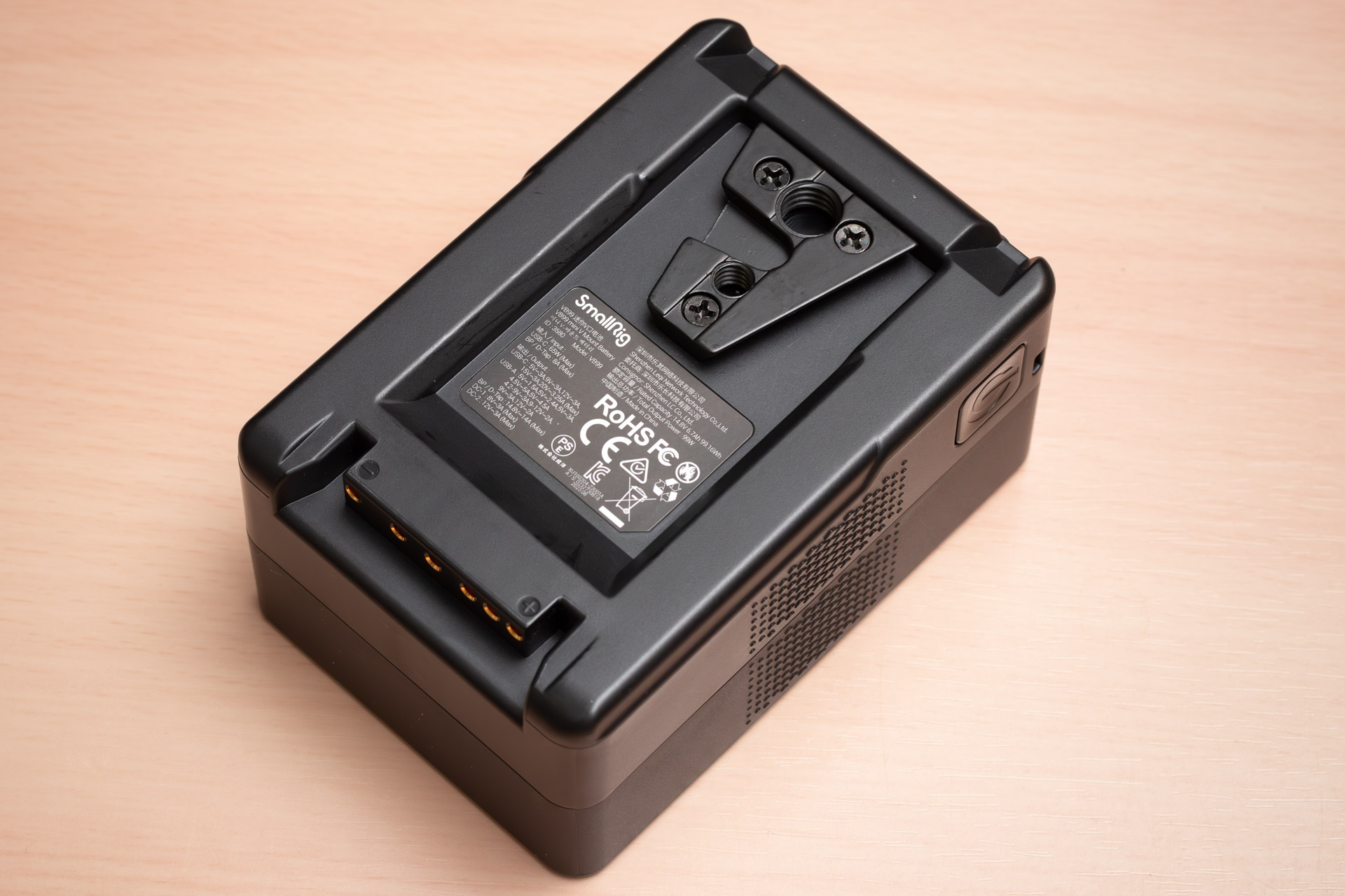 Vマウントはくさび形のシューでしっかり固定できる