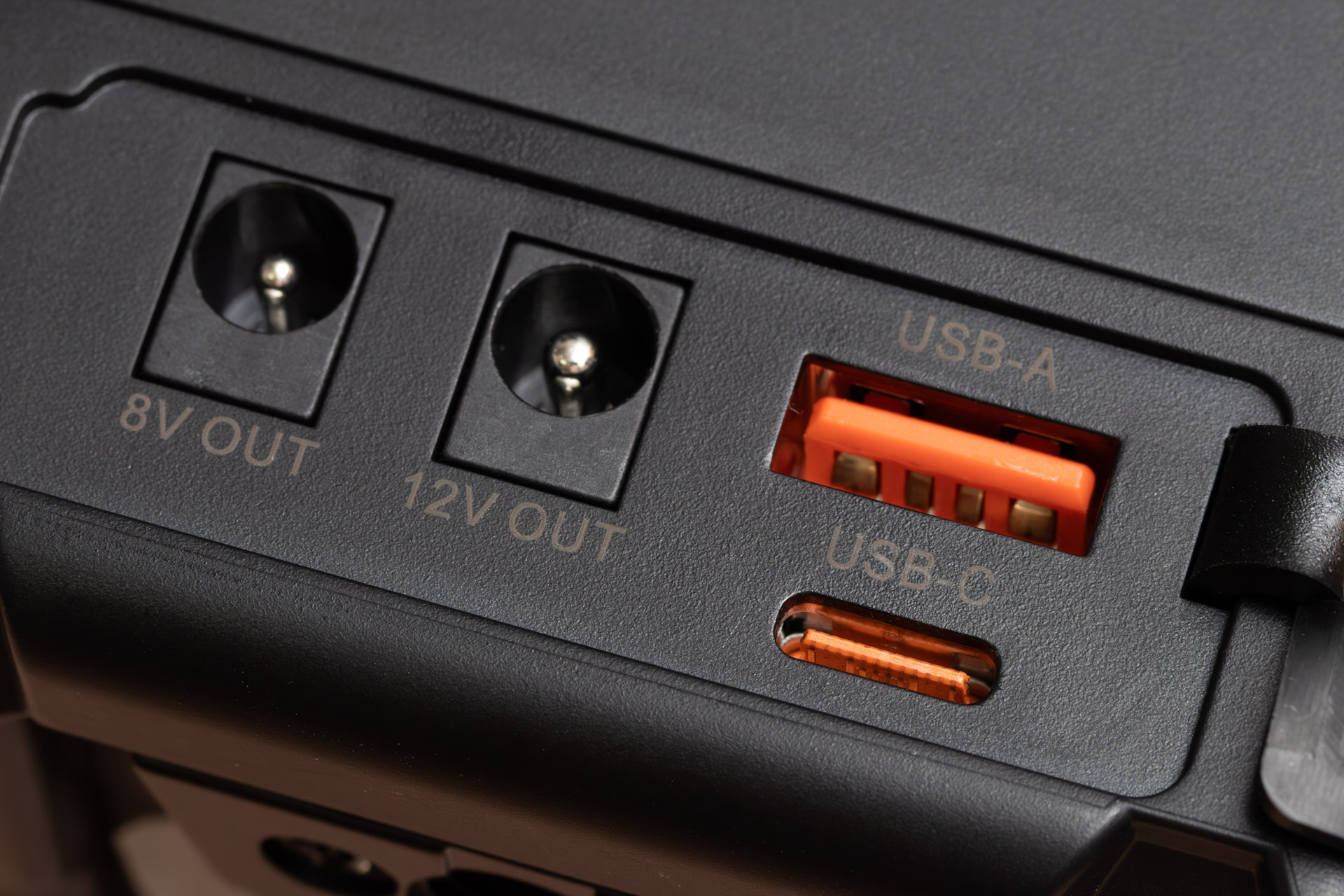 USBポートのほか、8Vと12Vのポートを装備