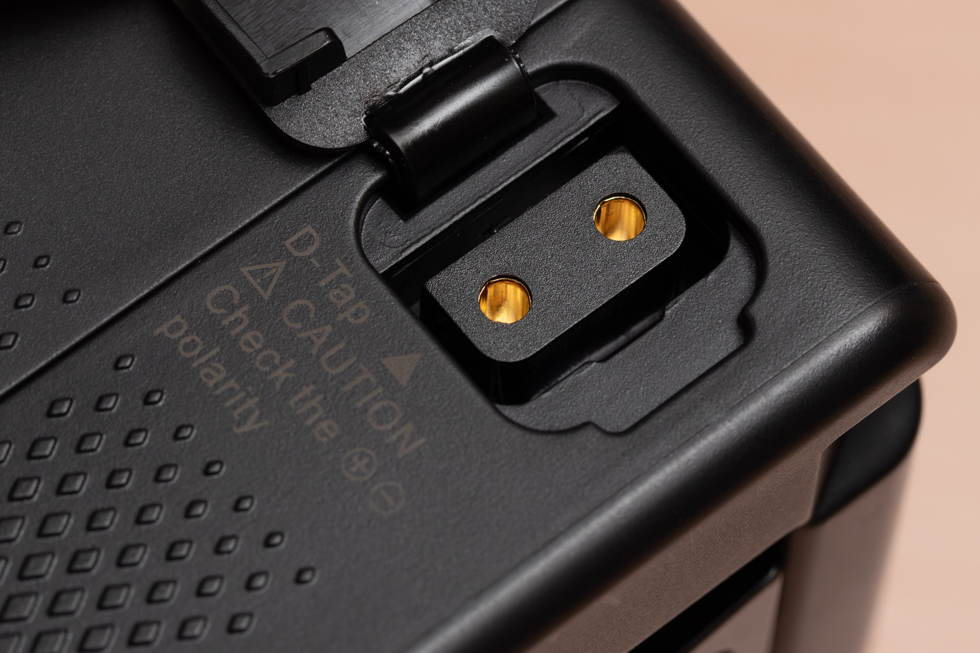 側面には14.8Vが取り出せるD-Tapコネクターも備えている