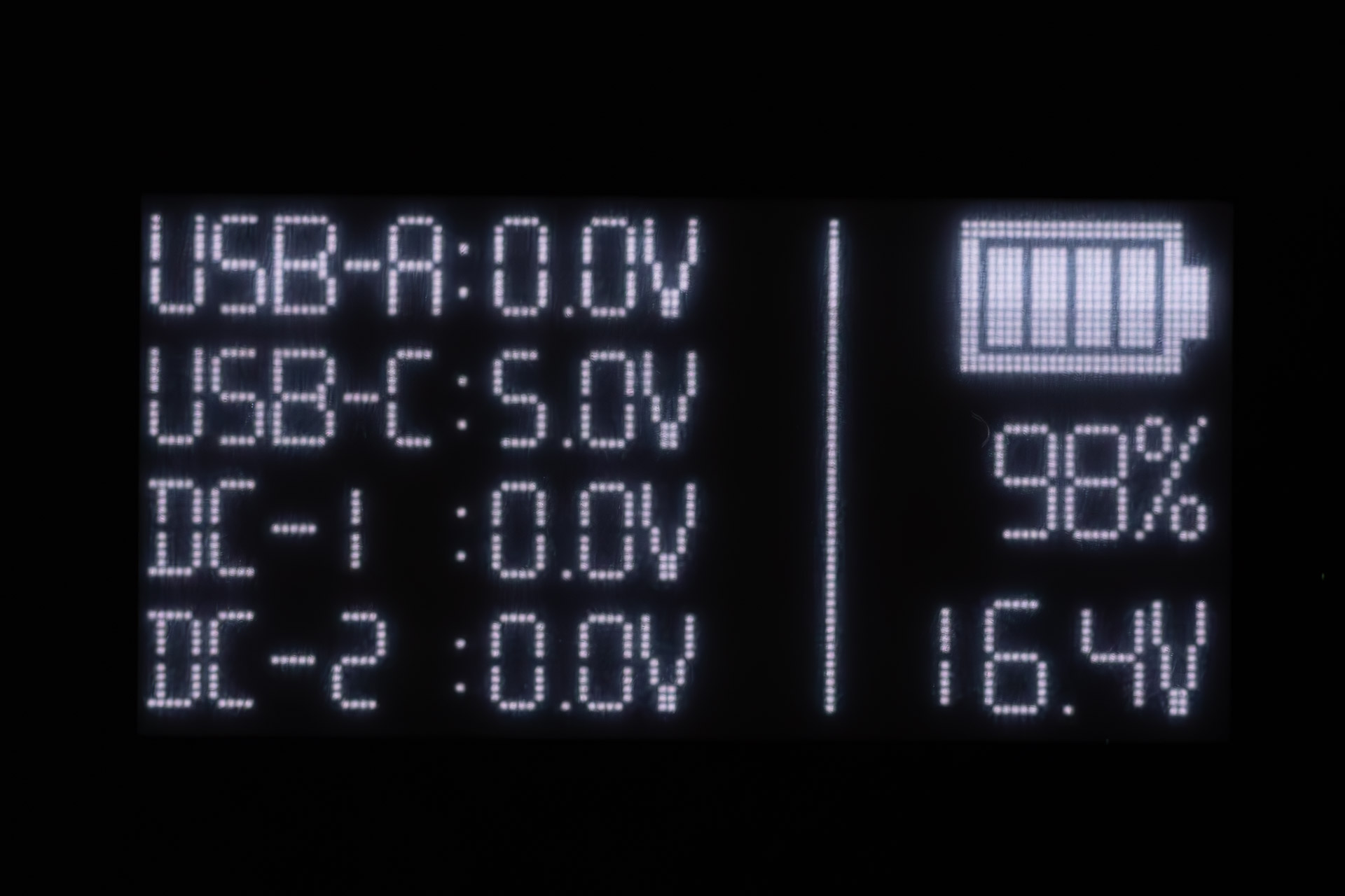 α7 IIIを繋いだところ。USB-Cで5V出力されていることが表示されている