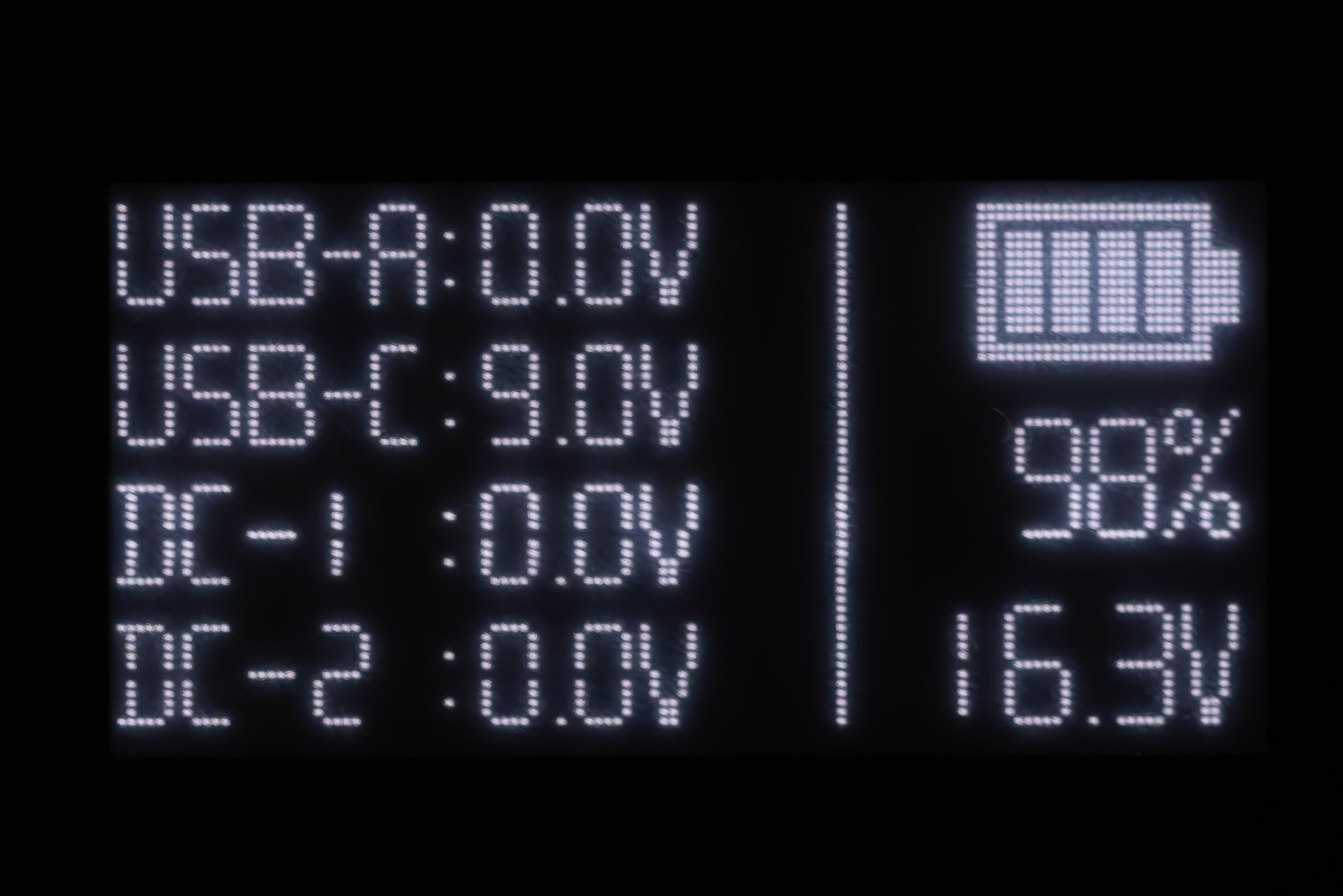 こちらはスマートフォンに繋いだところ。USB-Cが9Vの表示で、USB PDによる急速充電が行われていることがわかる