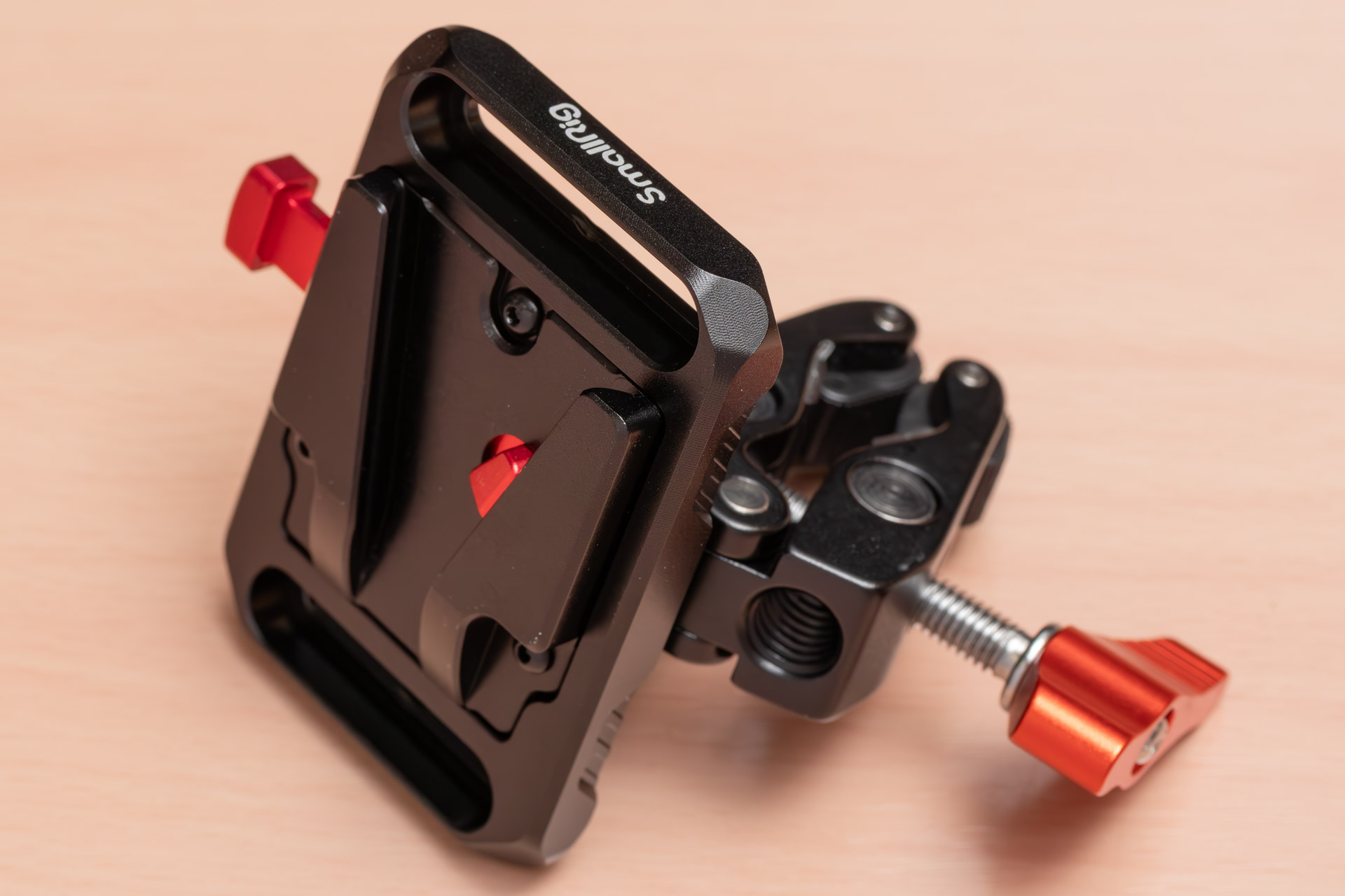 ネジ止め式のクランプを装備