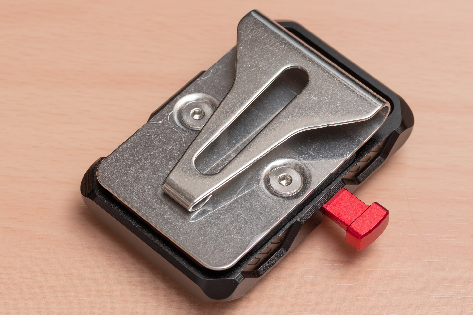 裏側に金属のクリップを備えている