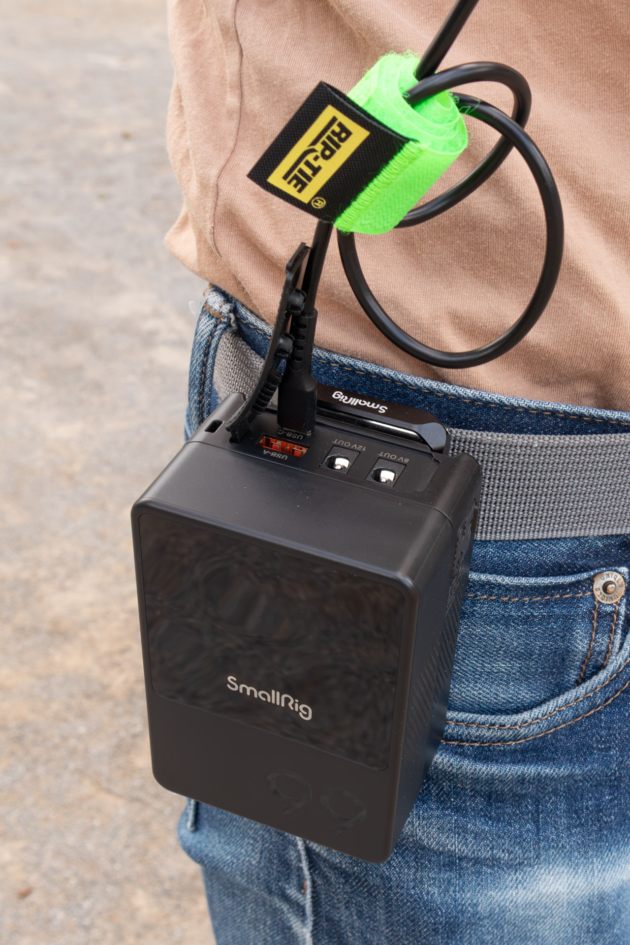 このようにズボンへの装着ができる