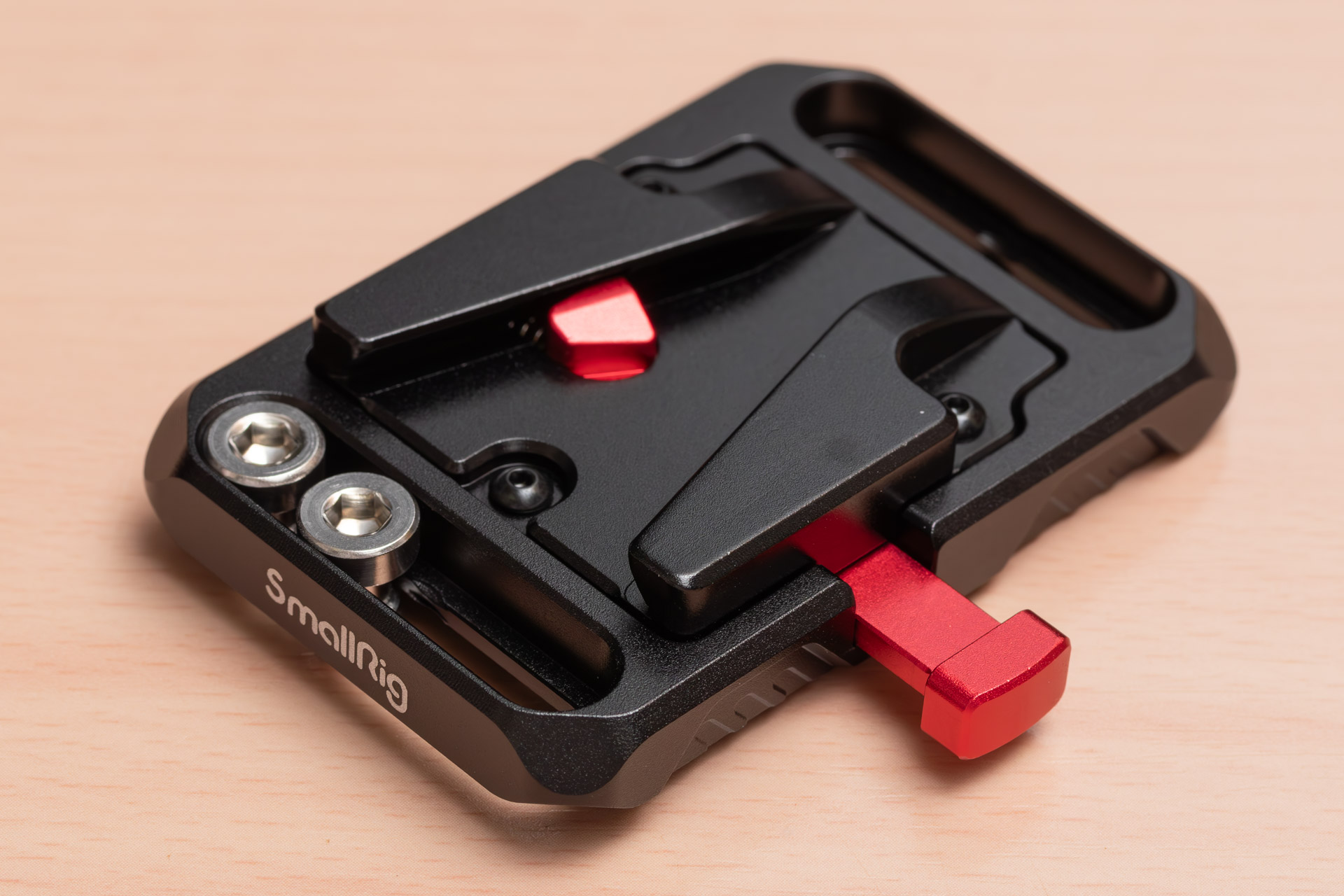 いずれのプレートも差し込むと自動でロックされる。赤いバーを押してロックを解除する