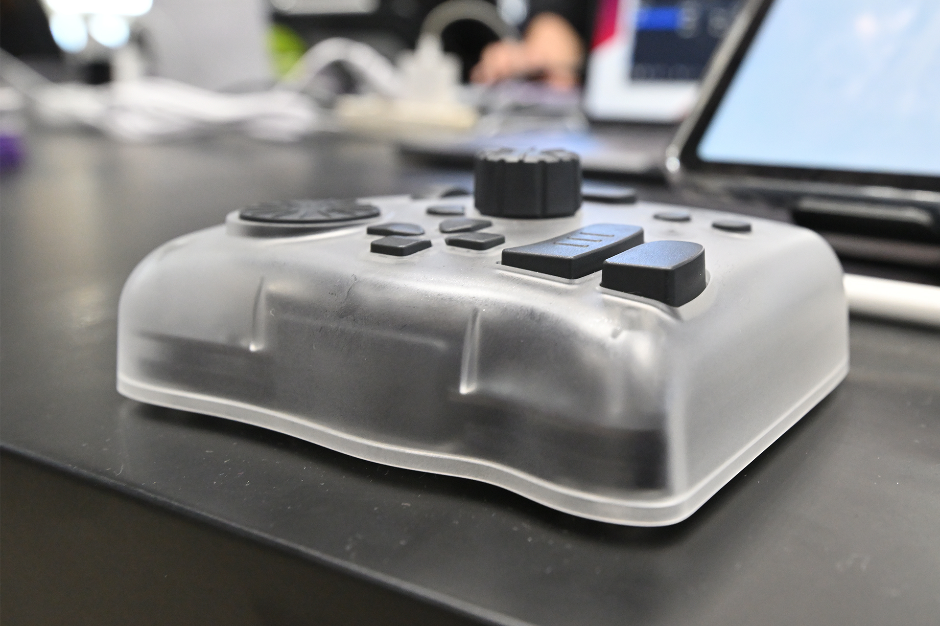 ボタンの配置や高さなど、左手のみで操作しやすい設計となっている