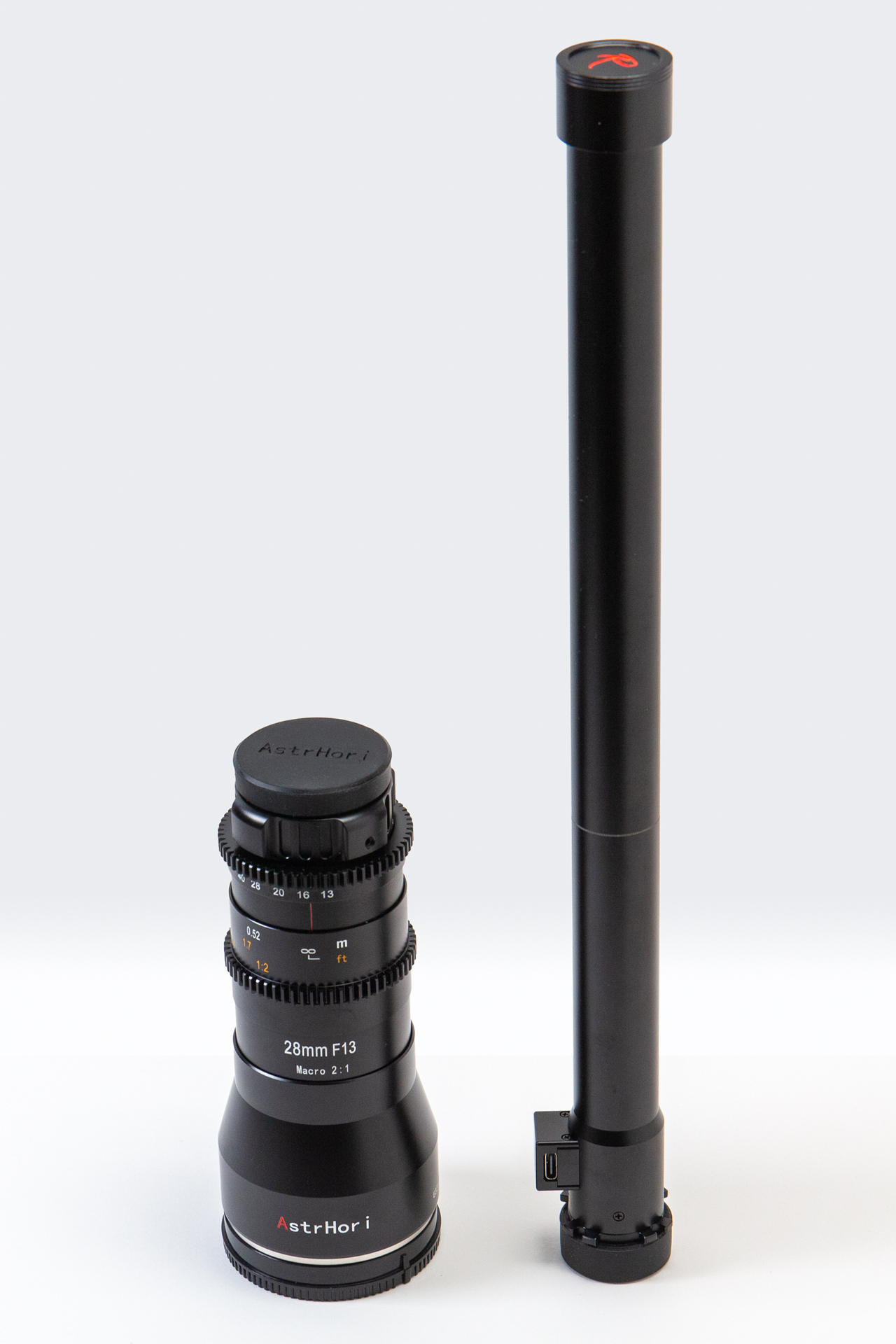 左がメインユニット、右がペリスコープ部。ペリスコープレンズとして使うときは、両者を組み合わせて使用する