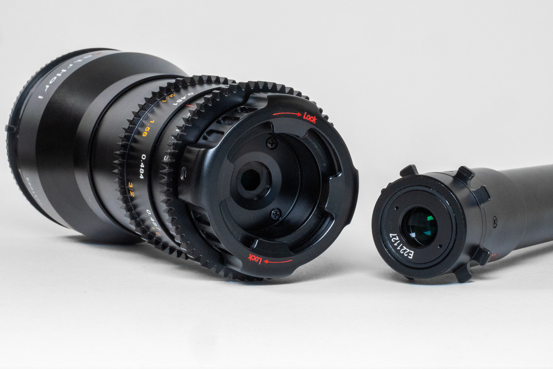 メインユニット部とペリスコープ部はバヨネット構造になっていて、ツメとストッパーの位置を合わせてはめ込みロックする