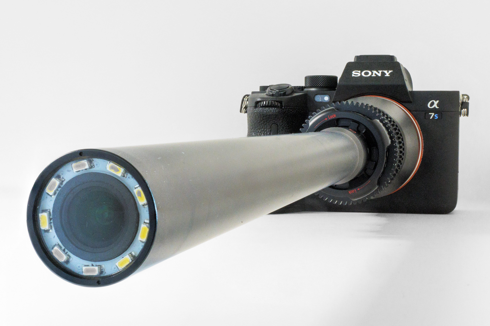 今回の撮影は屋内の調理場という暗いシーンが多くなるため、高感度に強いソニーのα7S IIIを使用。ISO感度は必要に応じて12800まで上げている。個性派レンズ好きとしては、このルックスだけでワクワクしてしまう