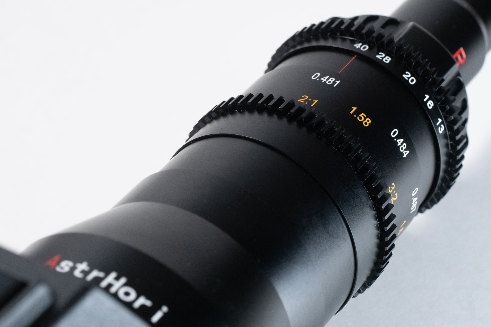 ピントリングはマニュアルレンズらしく、しっとりとした粘りのある手応え。無限遠から2倍マクロまで約3/4回転と回転角が大きく、微妙な調整がしやすい。対して絞りリングは1/4回転以下で開放からF40まで変化し、素早い開閉が可能