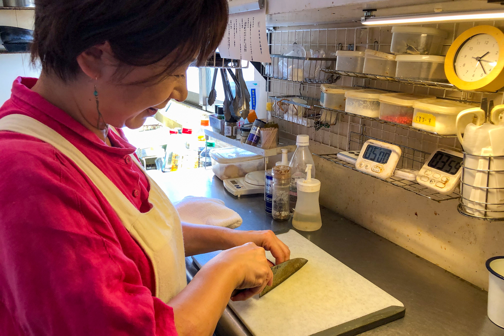 ロケハンでのひとコマ。構図チェックに協力してポーズを作る料理人の坂本さん。外光やスペース的な問題から、この位置での撮影を基本とした