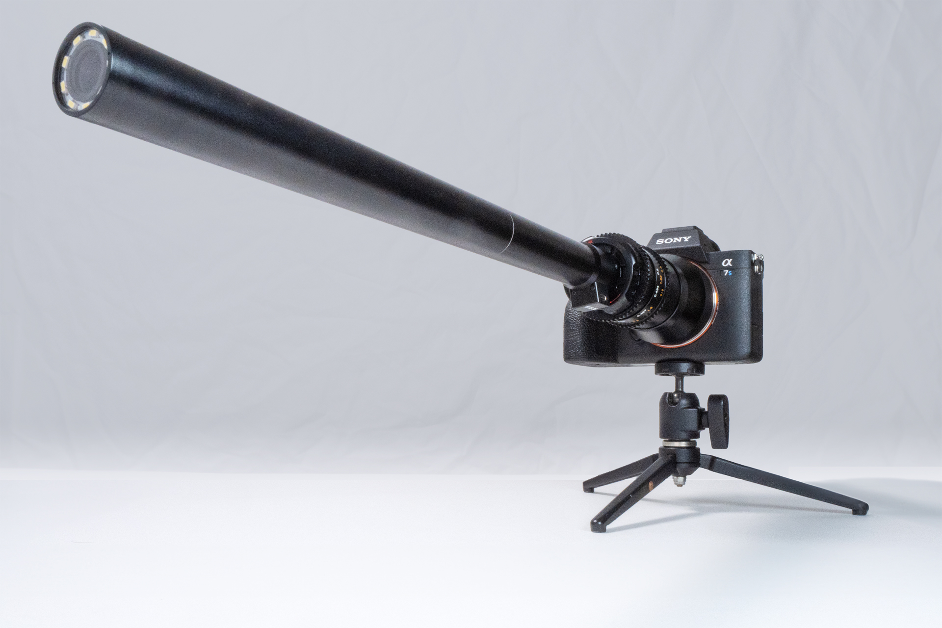 AstrHori 28mm＋α7S IIIの雄姿。ひと目を引くこと必須のルックスだが、機会があればスナップ動画撮影にも使ってみたい組み合わせだ