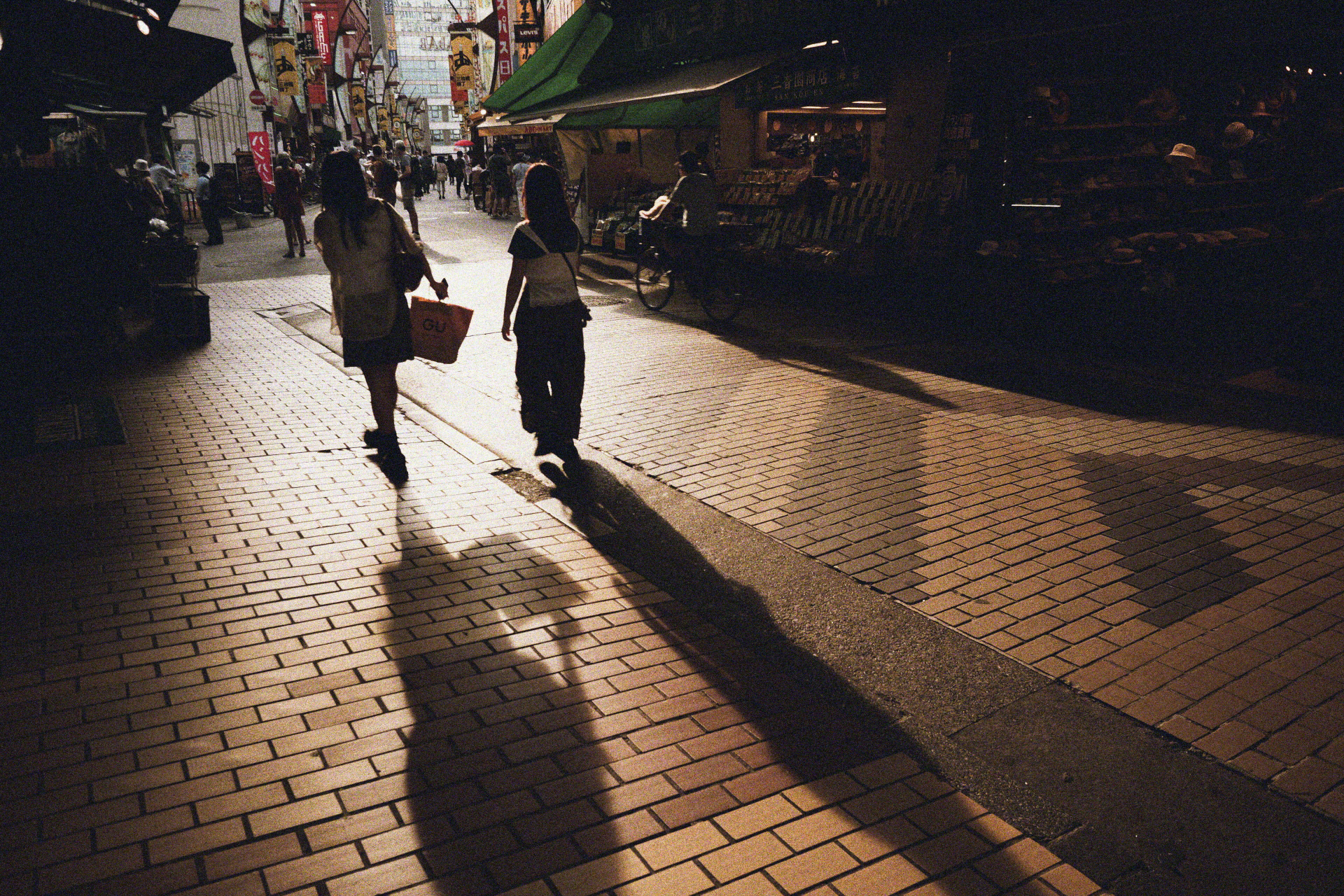 Summer Warmthに「粒状：強」と「色ノイズ：ON」を加えてカスタマイズ。レトロ感が増す印象だ