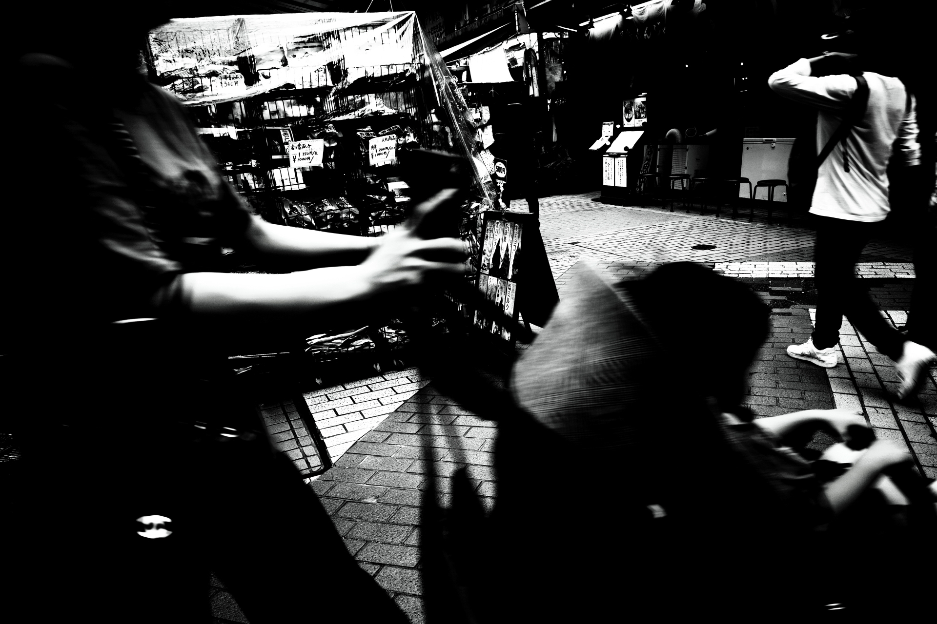 トーンカーブを急峻にしてコントラストをかなり高めた自作LUT。カメラに入っていないようなルックを作れるのは大きい