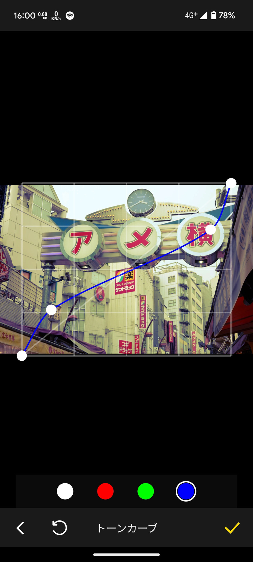 このようにトーンカーブの青を「逆S字」にするだけでもレトロ風LUTは成立する