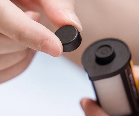 電源ボタンにゴム製キャップが付属。持ち運び時の誤点灯を防ぐ