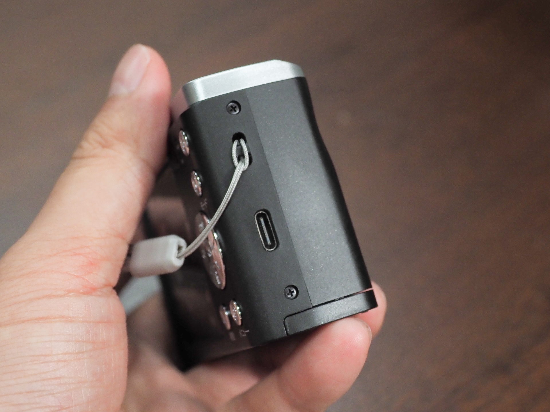 右側面にUSB Type-Cポートを搭載