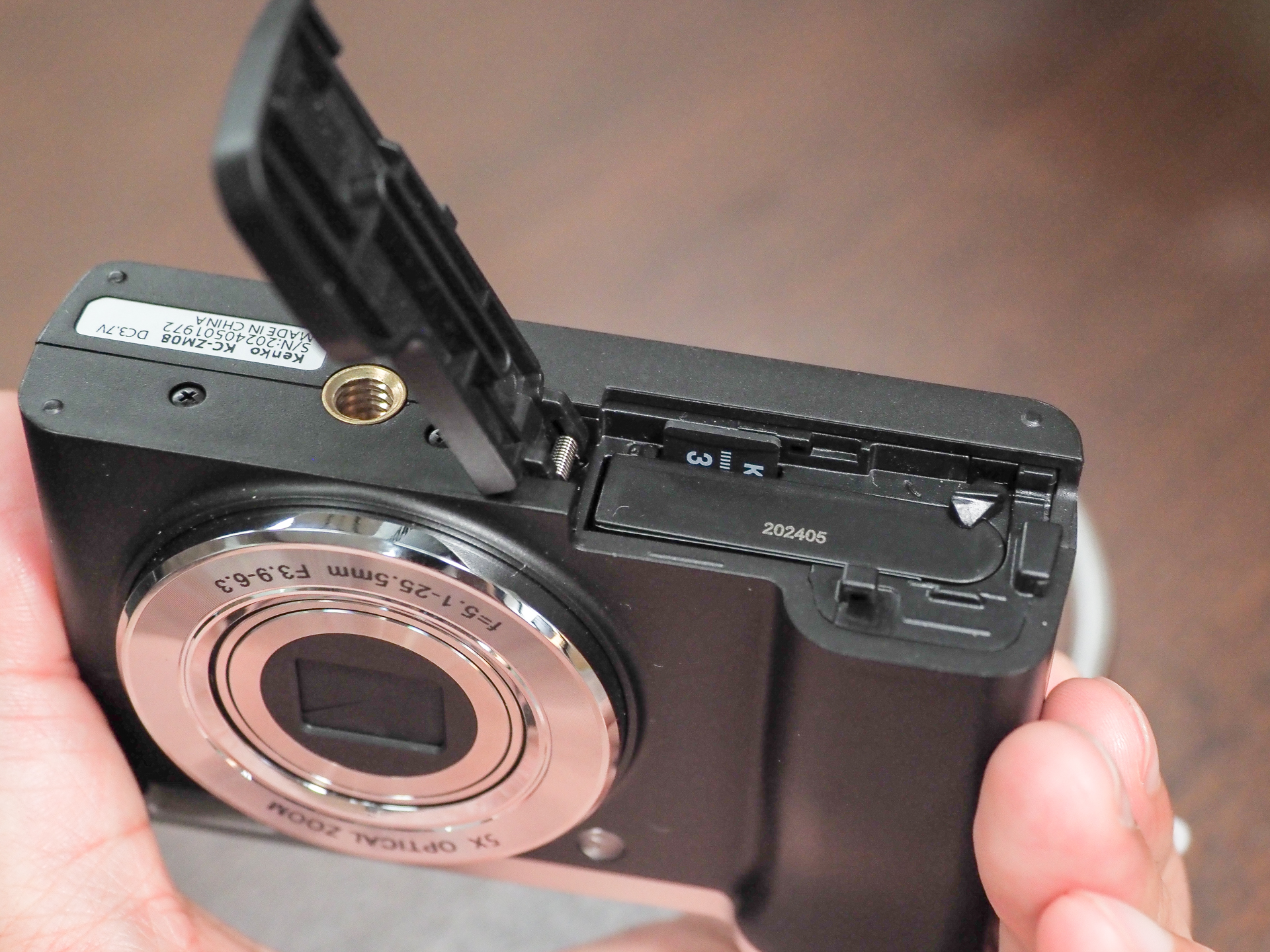 記録はmicroSDカード。