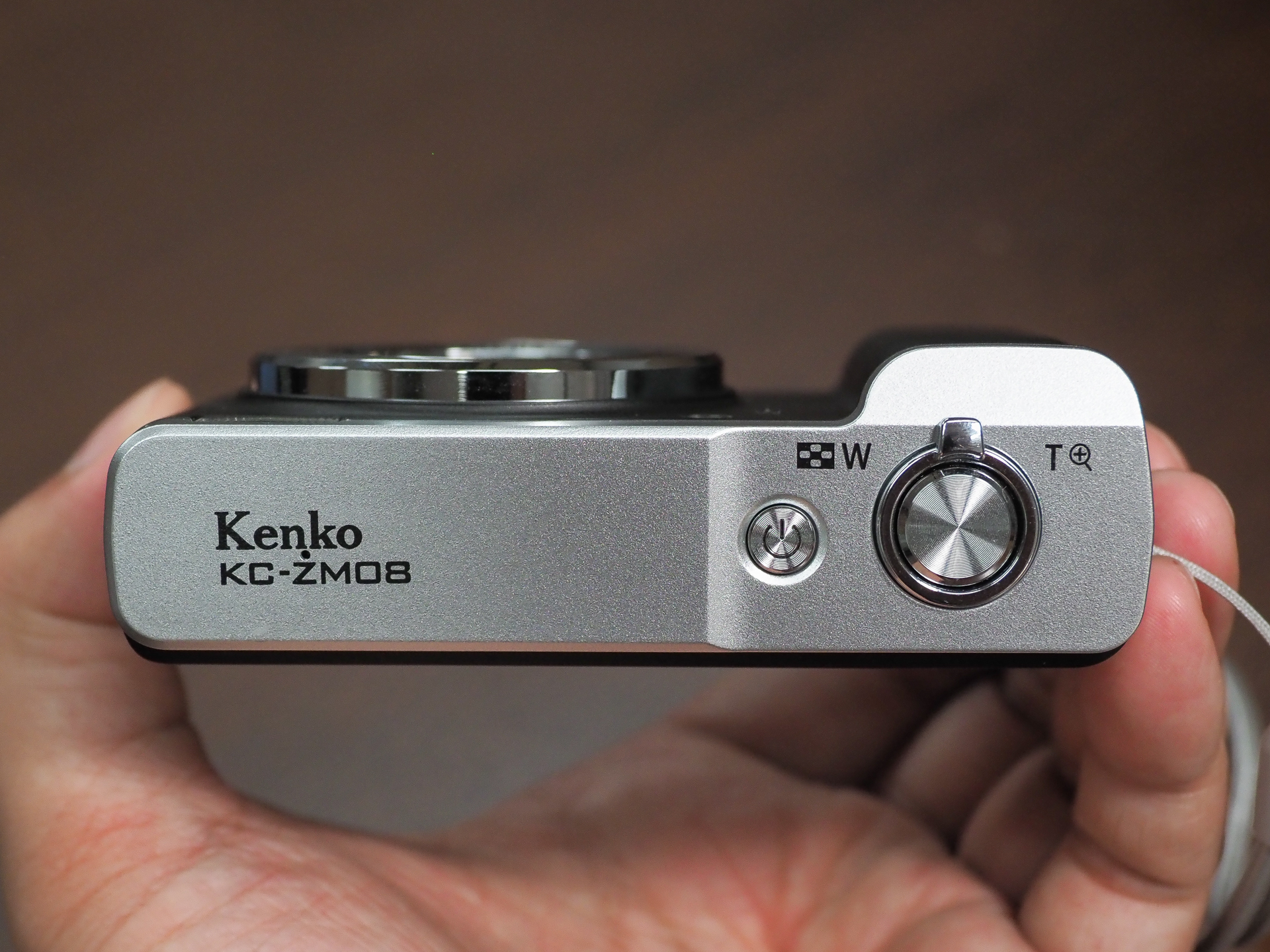 シャッターボタンと同軸にズームレバーを備える