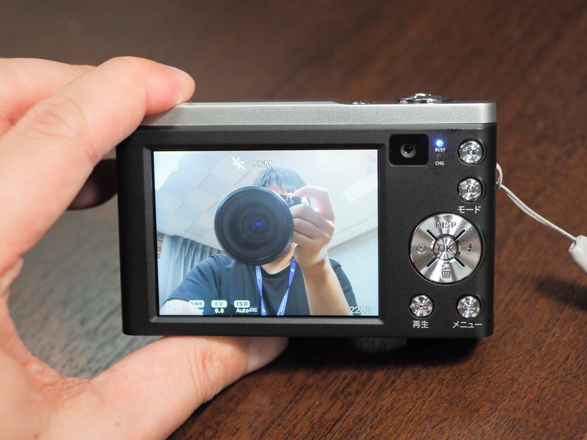 リアカメラで自分撮りも容易だ。ちなみに背面モニターはタッチ操作に対応する