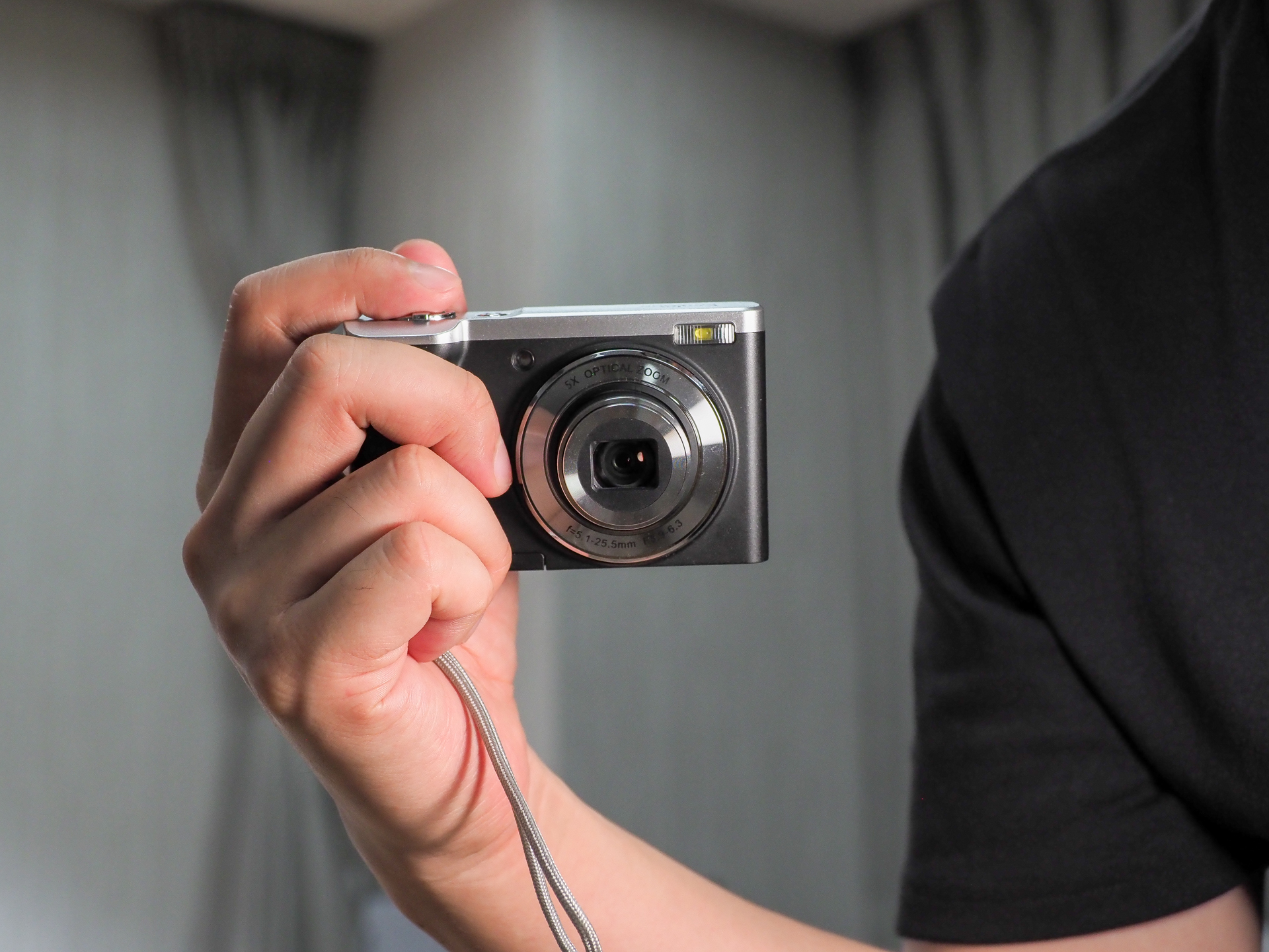 カメラ本体は非常にコンパクトだといえるだろう。カメラの前面にはLEDライトを搭載しており、瞬間光および定常光の発光に対応する。瞬間光利用時は、強制発行とオートの選択も可能。