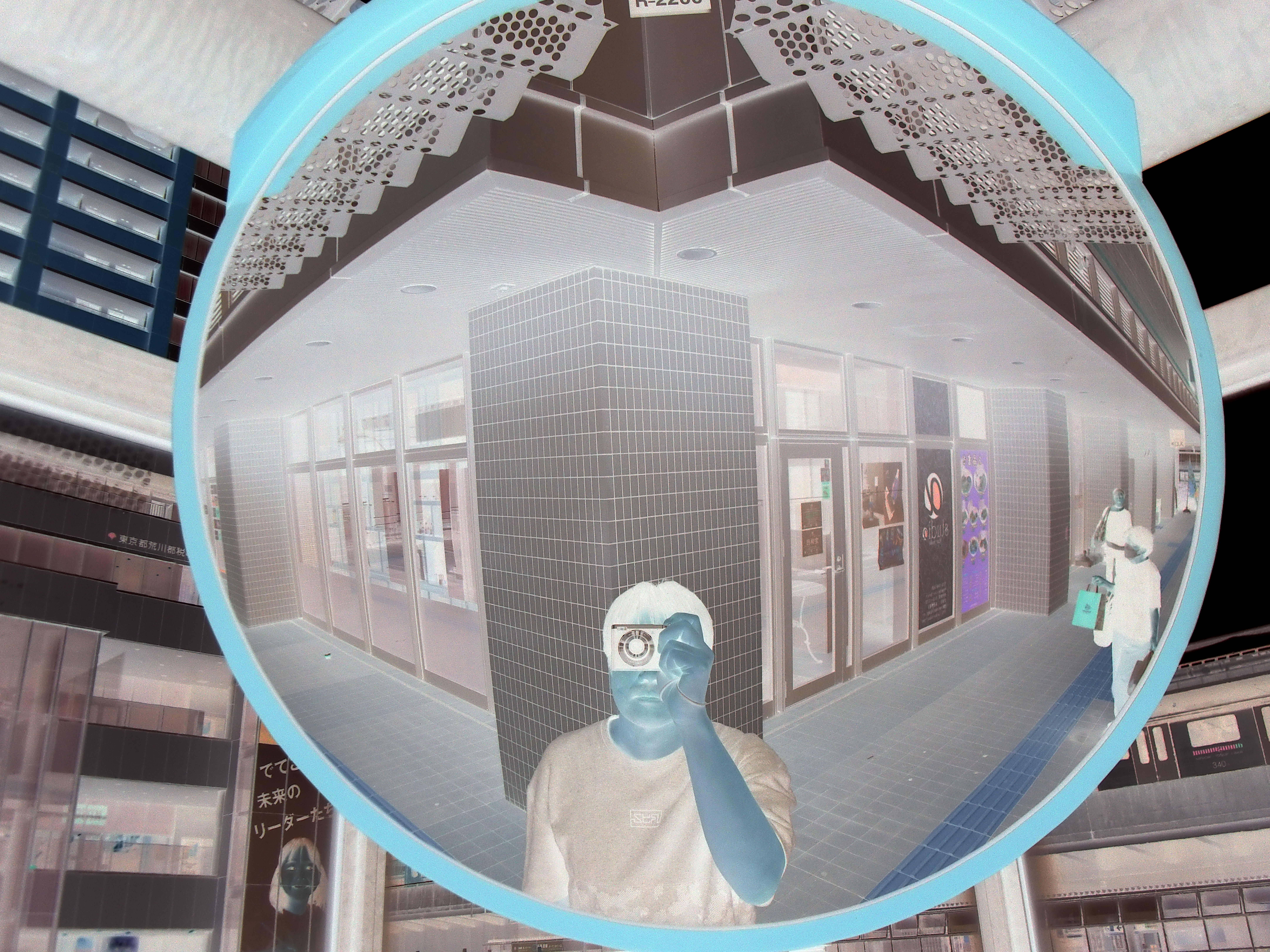 「ネガ」で撮影。このモードがなんだか面白い