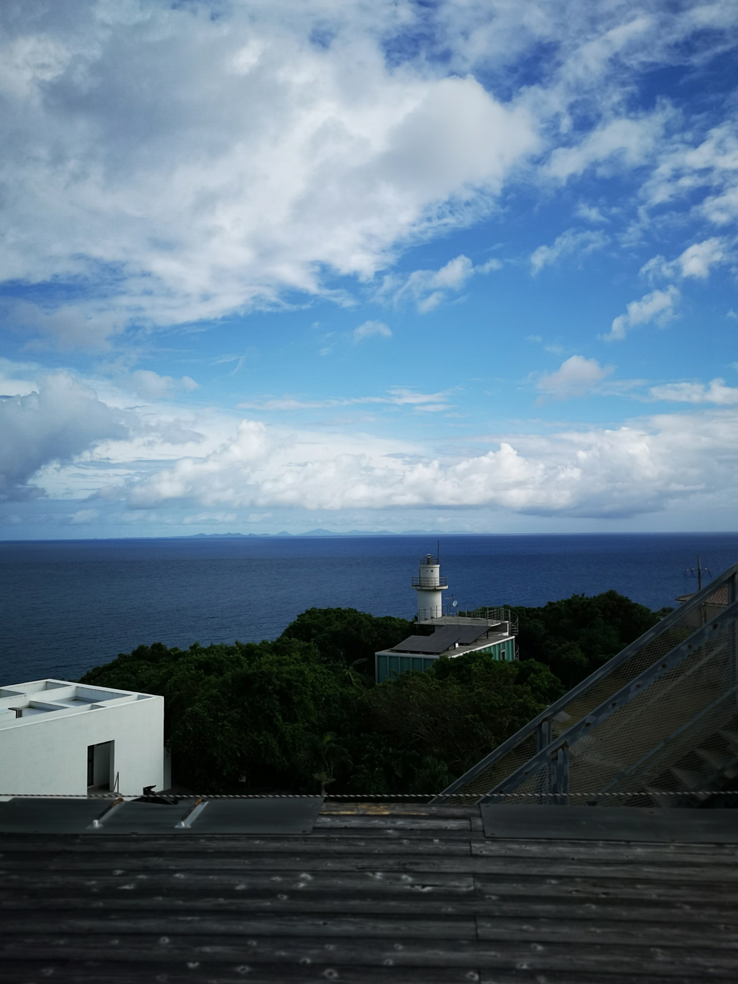 スタジオの屋上から見える景色が好き。この中に写っている灯台、いいですよね。灯台好きの写真家の岡さん、どこだかわかりますか？