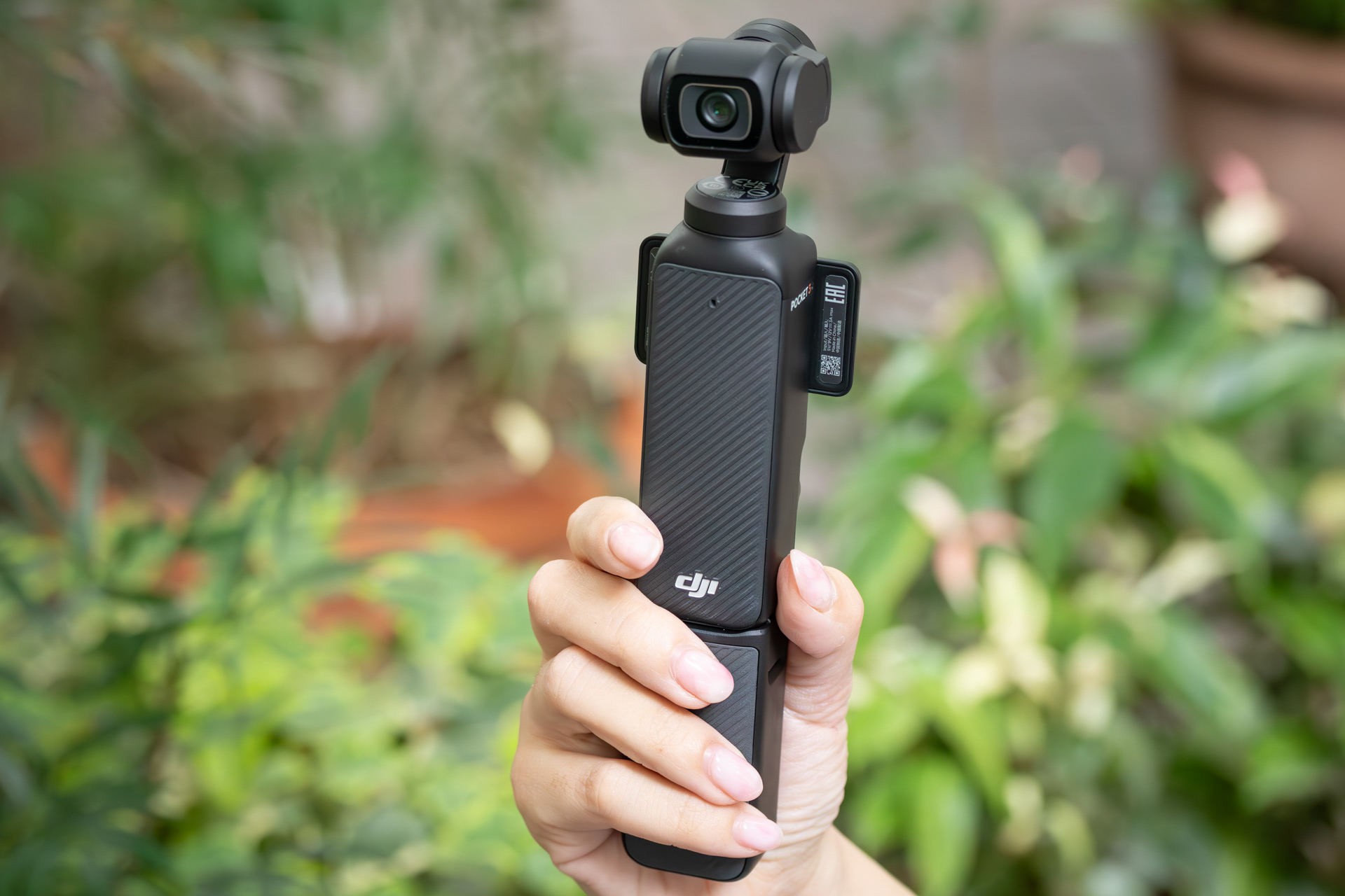 Osmo Pocket 3は、このようにバッテリーハンドルを付けると使いやすい。動作時間も長くなるのでお薦めのアクセサリーだ