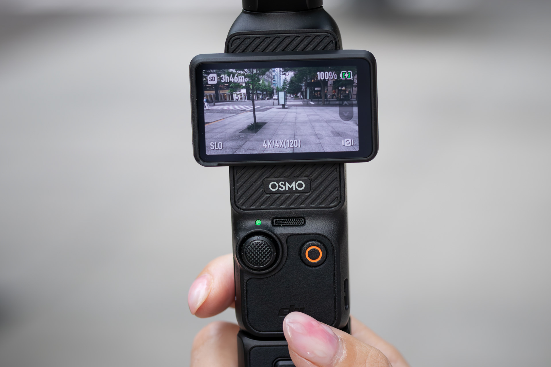 背面もスッキリしているほか、モニターが大きくて見やすくなった