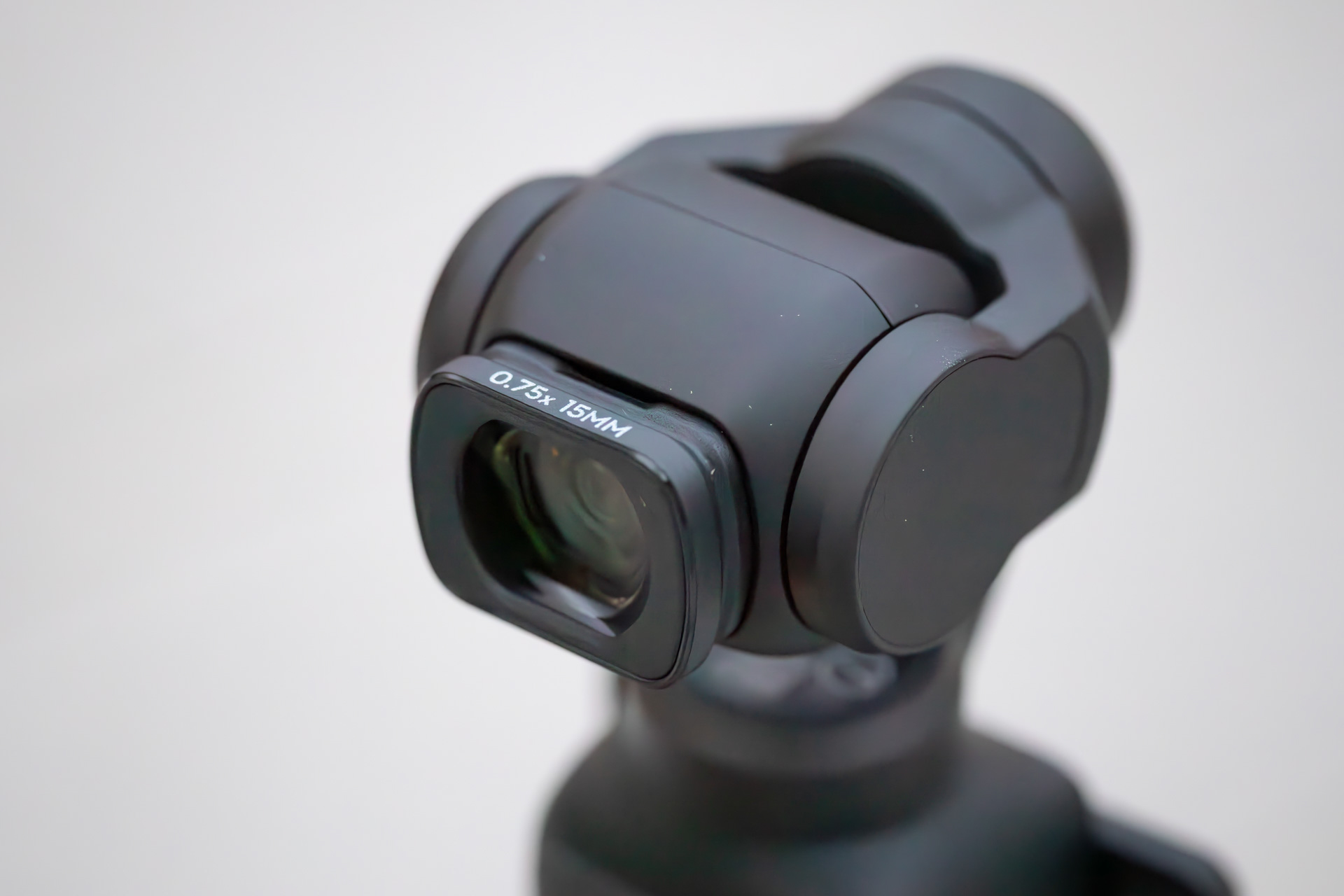 このシーンのみクリエイターコンボ付属の0.75倍広角レンズを装着。このアクセサリーもぜひ入手しておきたいアイテムだ