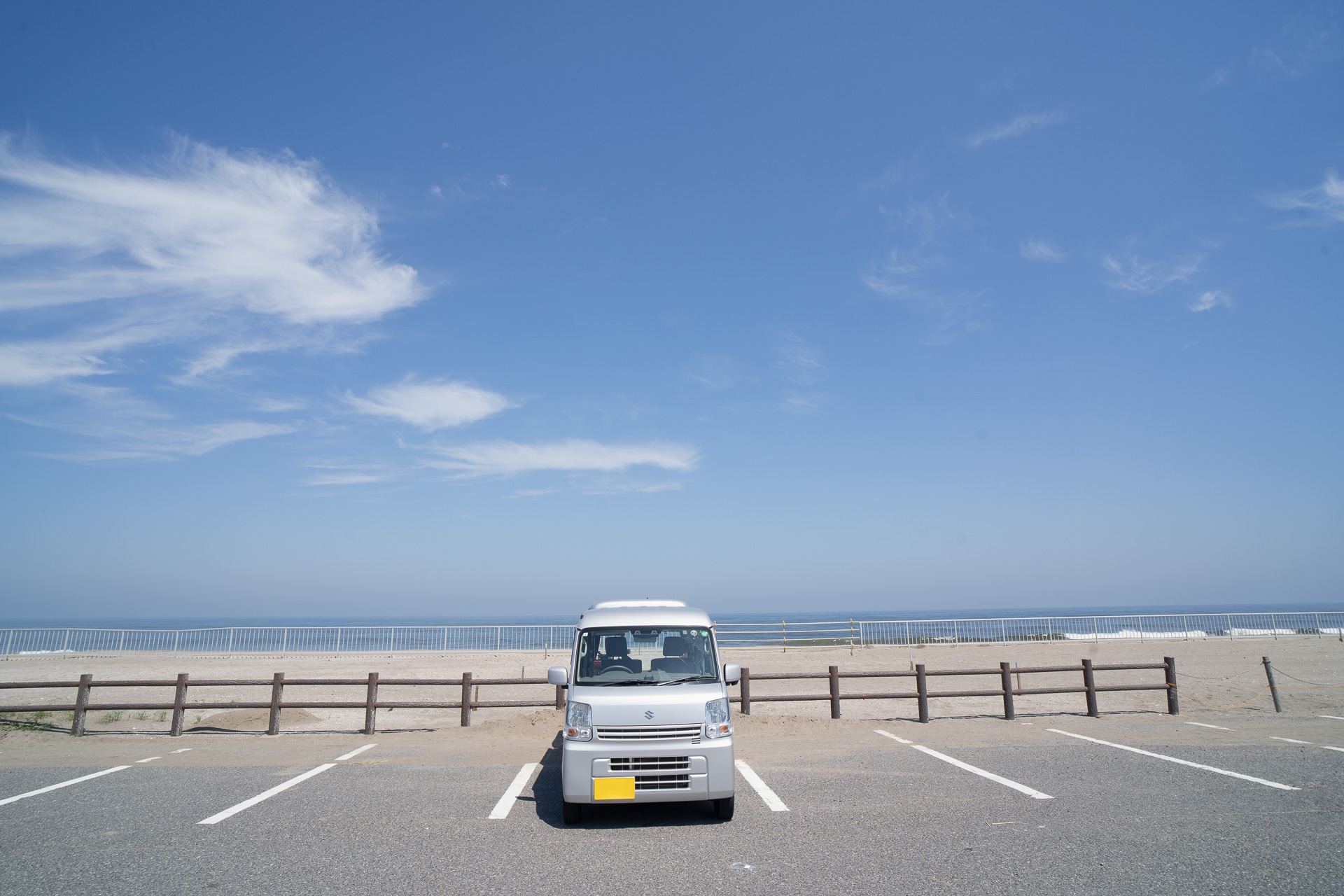 近所の海に出かけました。気温は35℃。家にいても暑いので、海辺の風に吹かれに行ったというわけ。ドアを全開にして日陰に入れば、涼しい風が抜けてゆく。スライドドアがありがたいなあと感じる時ですな