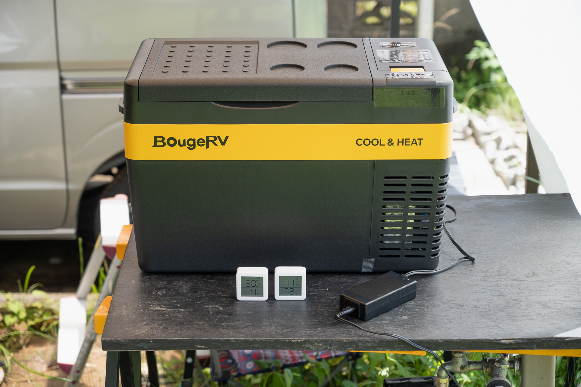 温冷庫とACアダプター。手前の白いものはSwitch Botの温度計。これから庫内と外気温を測ってみます