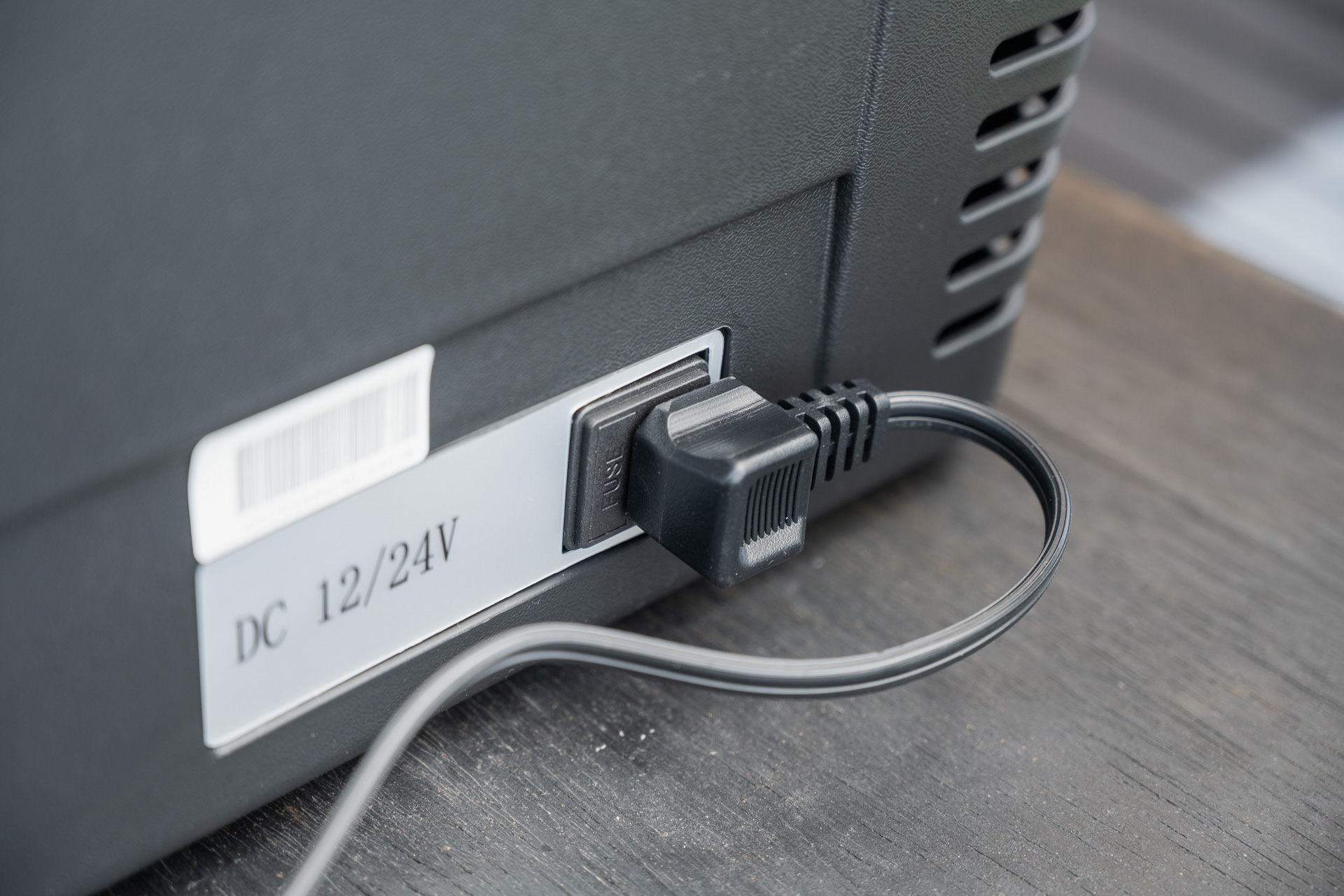 本体には12Vまたは24Vのコネクターがあり、ここにシガーケーブルまたはACアダプターを繋いで電源供給します