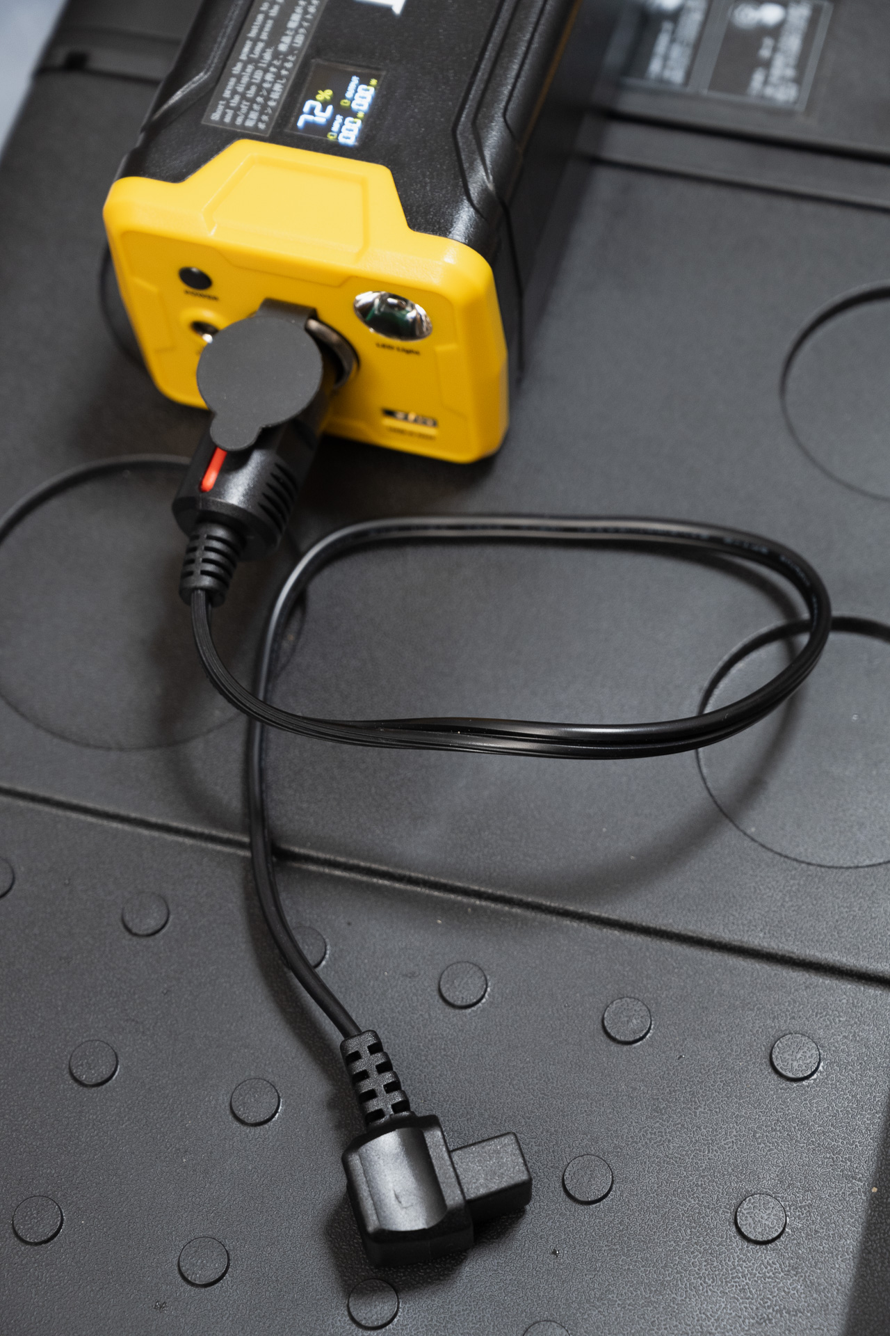 ポータブルバッテリーにはシガーソケットがあるので、シガーケーブルを使って本体と繋ぎます